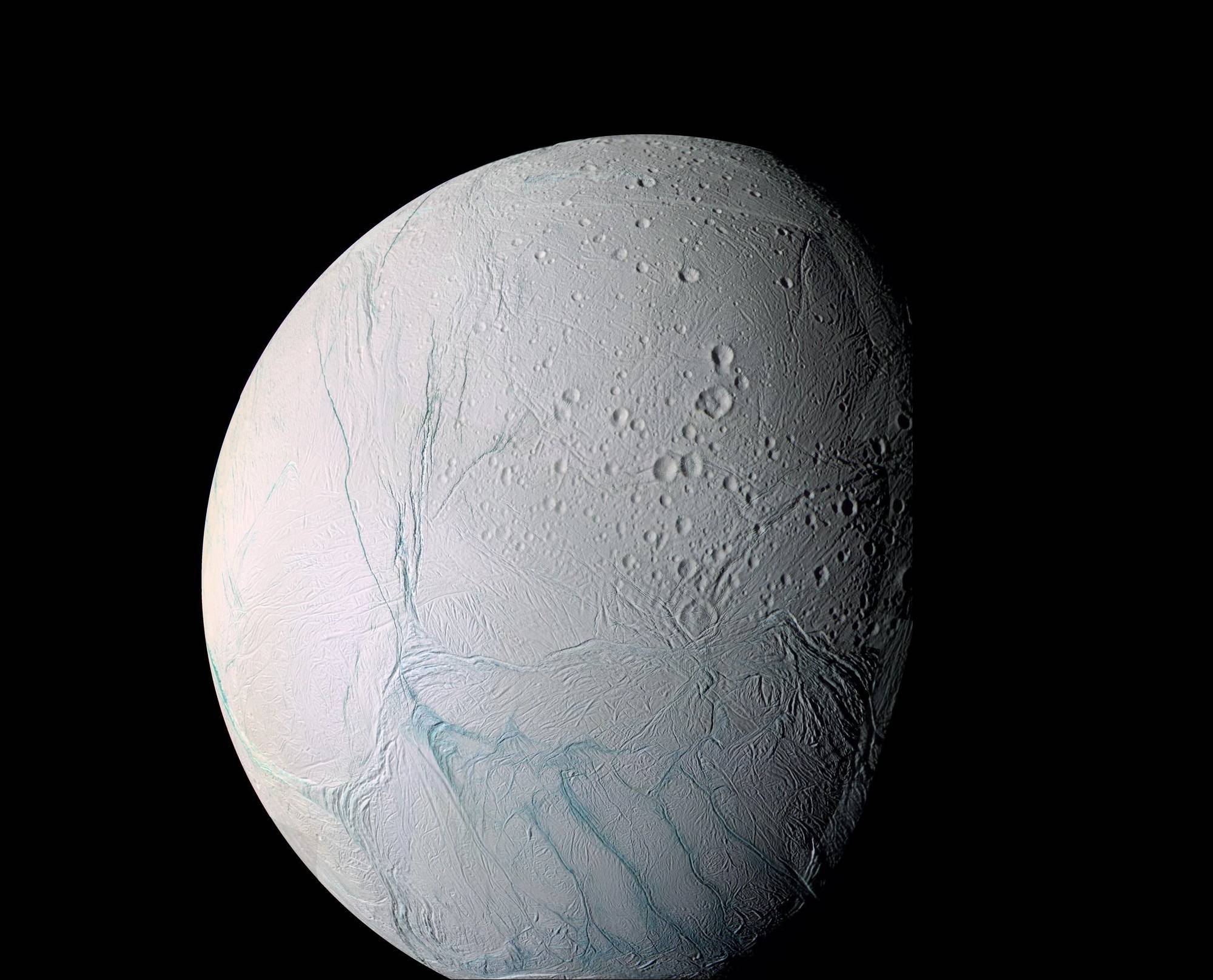 Vue d'Encelade, une lune glacée de Saturne, prise par la sonde Cassini. On y voit les « rayures de tigre » qui déchirent son pôle Sud, à travers desquelles s'échappent des panaches d'eau et d'autres composés. © Nasa, JPL-Caltech, Space Science Institute