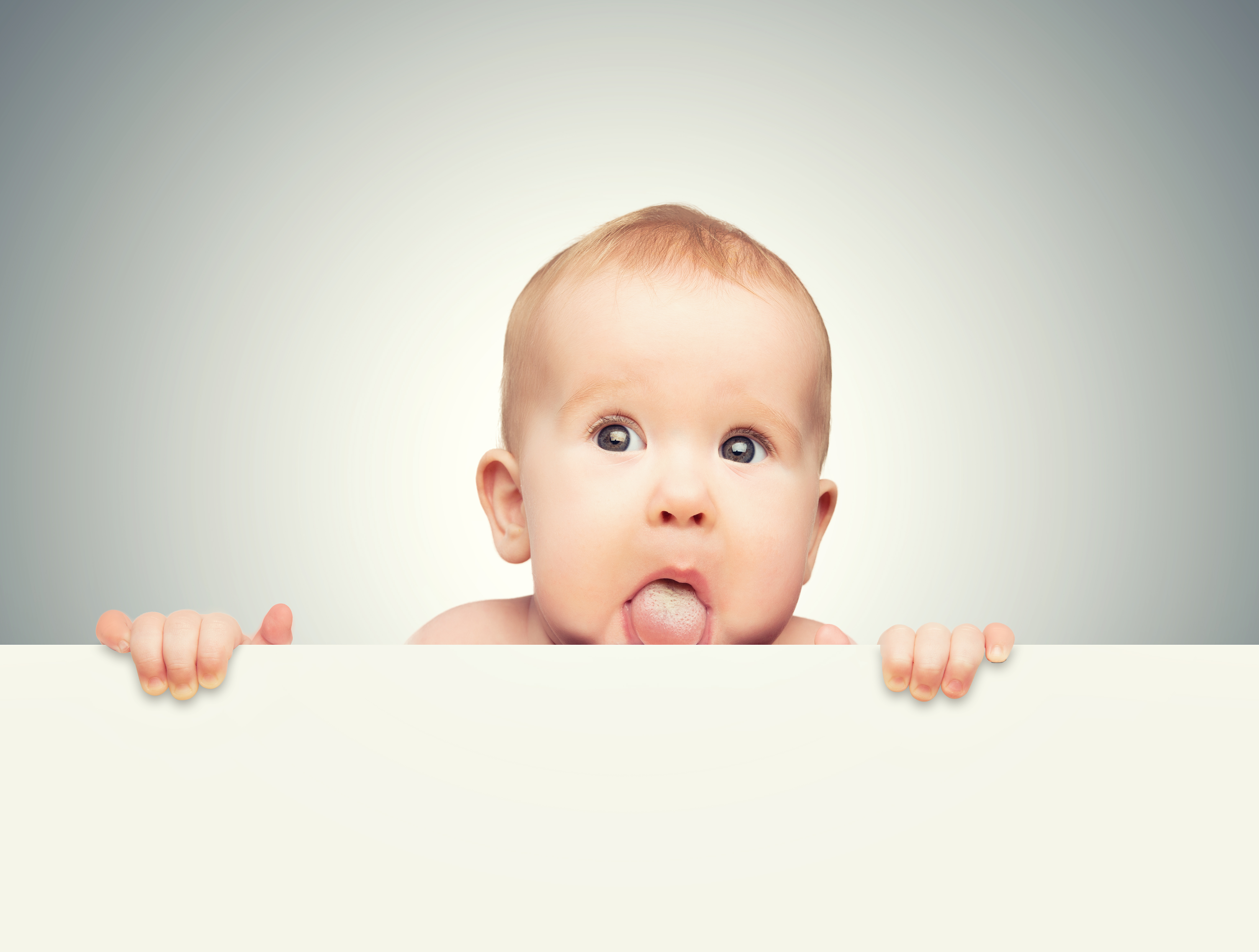 Un frein de langue restrictif est une gêne pour le nouveau-né, empêchant la langue de se mouvoir correctement. © JenkoAtaman, Adobe Stock