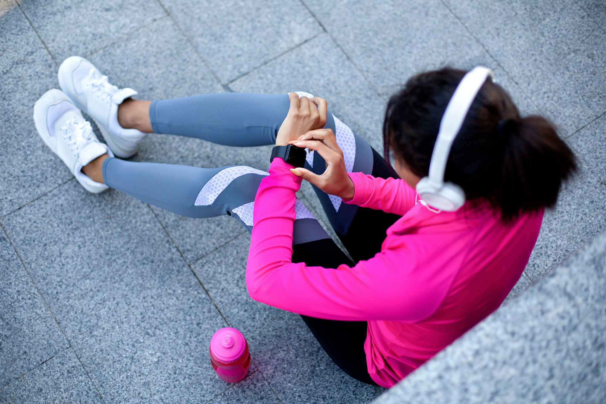La montre connectée est pratique à utiliser lors d'une activité sportive. © Prostock-studio, Adobe Stock