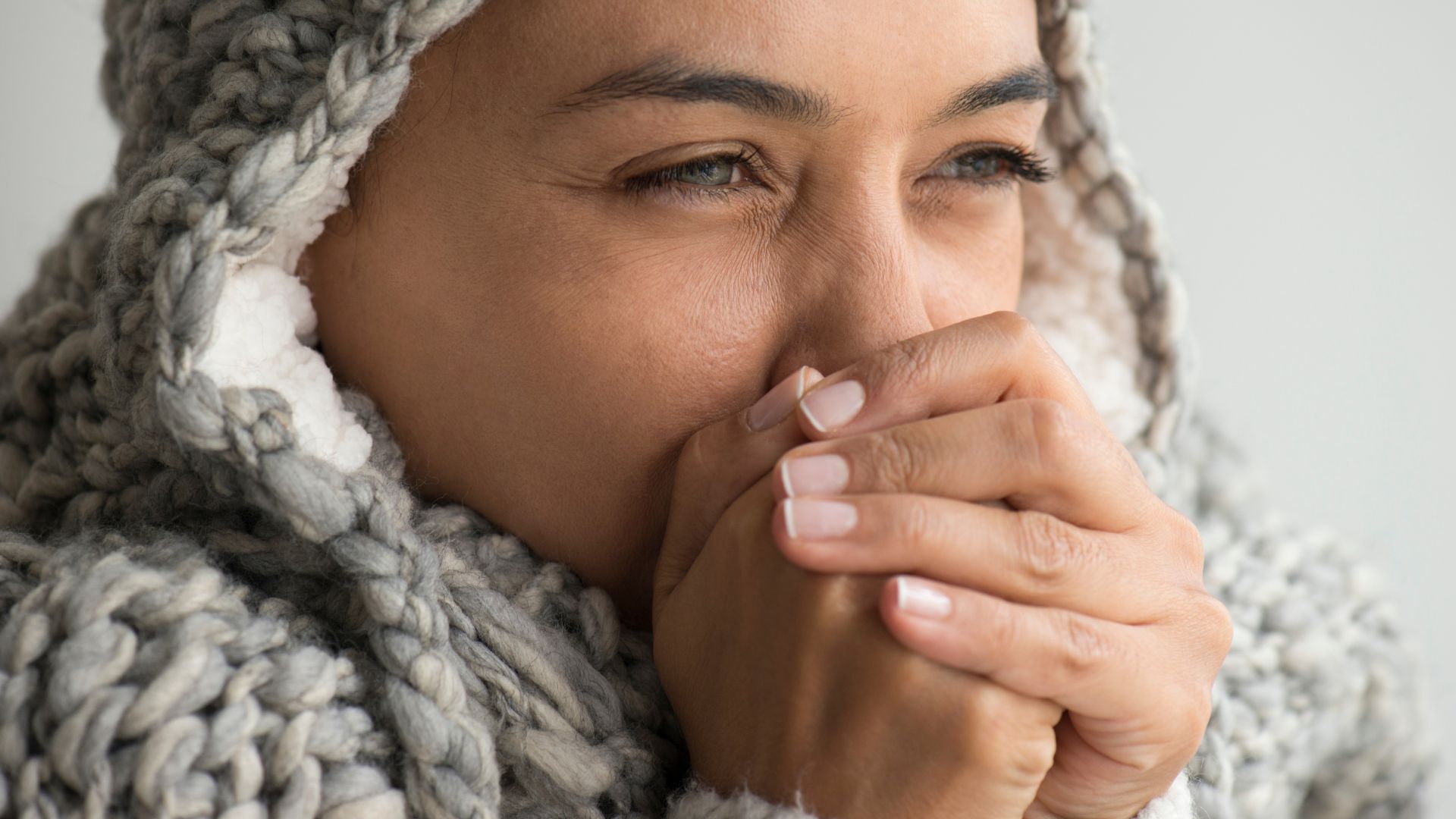 Il est tout à fait possible de mourir de froid chez soi, même dans une pièce légèrement chauffée. © Canva