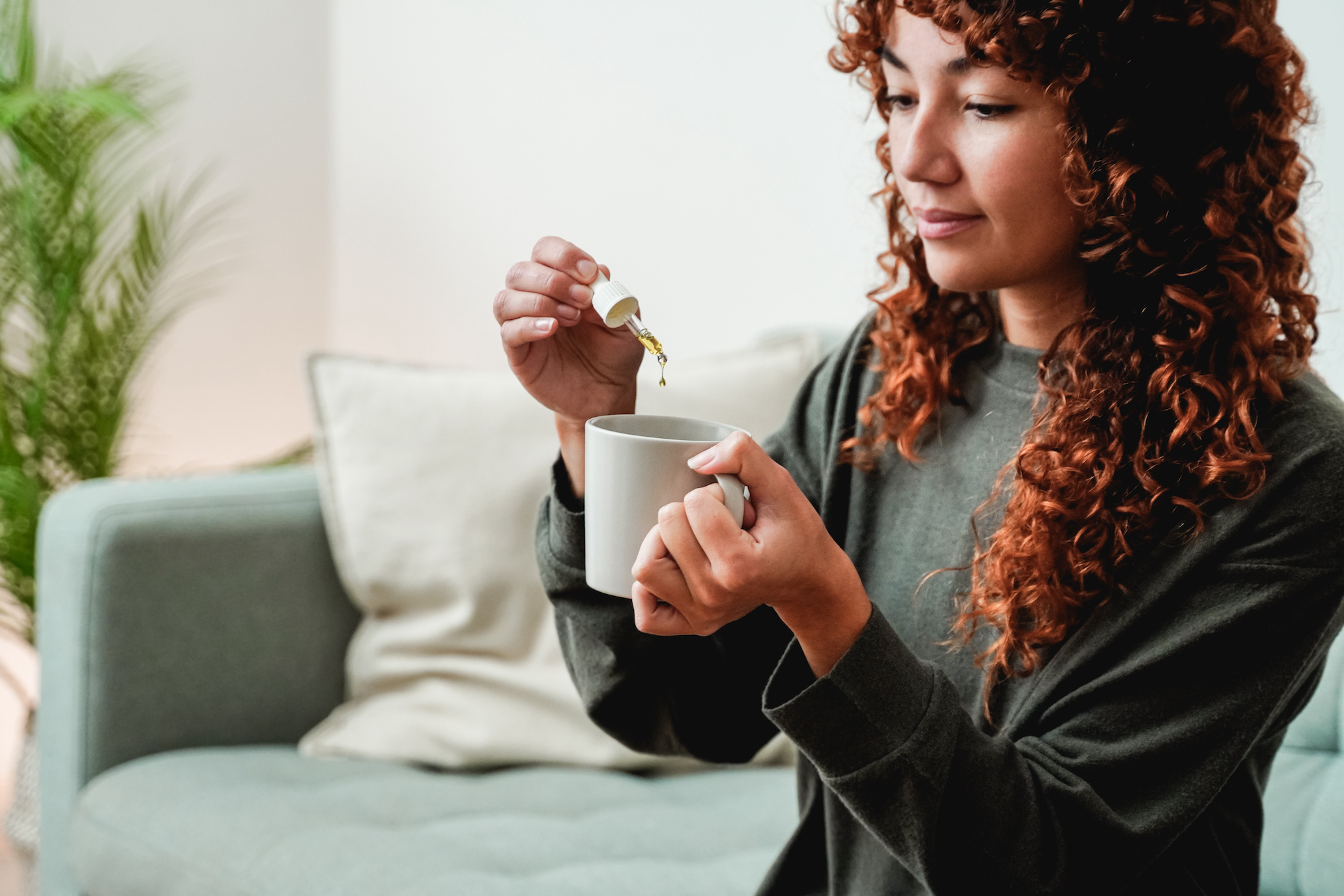 L’huile CBD sans THC (broad spectrum) peut apporter des bienfaits au quotidien. © Vane Nunes, Adobe Stock