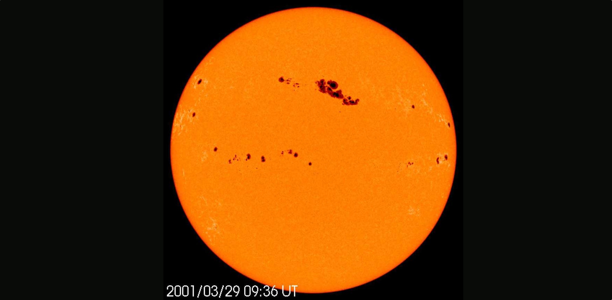 L'immense tache&nbsp;solaire sur la photosphère du Soleil, fin mars 2001. © Nasa, ESA, Soho