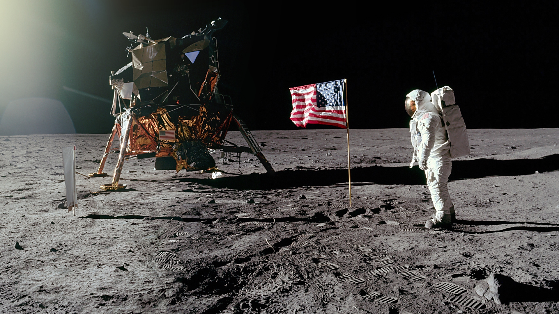 Les astronautes de la mission Apollo 11, Neil Armstrong et Buzz Aldrin, ont symboliquement planté un drapeau américain sur la Lune. © Images Nasa/JSC, Retraitements Olivier de Goursac. Tous droits réservés 