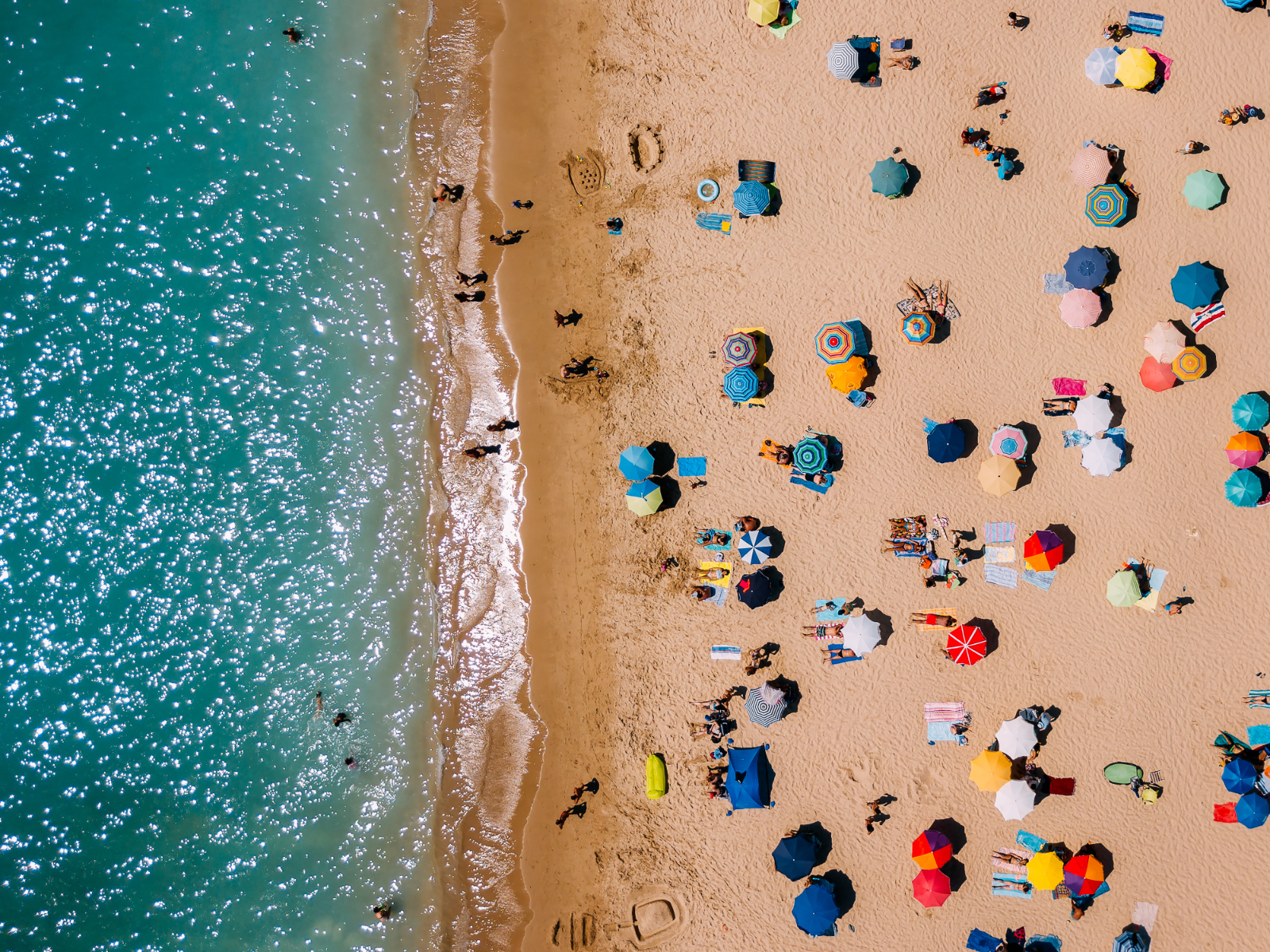 Et vous, quel accessoire insolite emportez-vous systématiquement à la plage ? © radub85, Adobe Stock