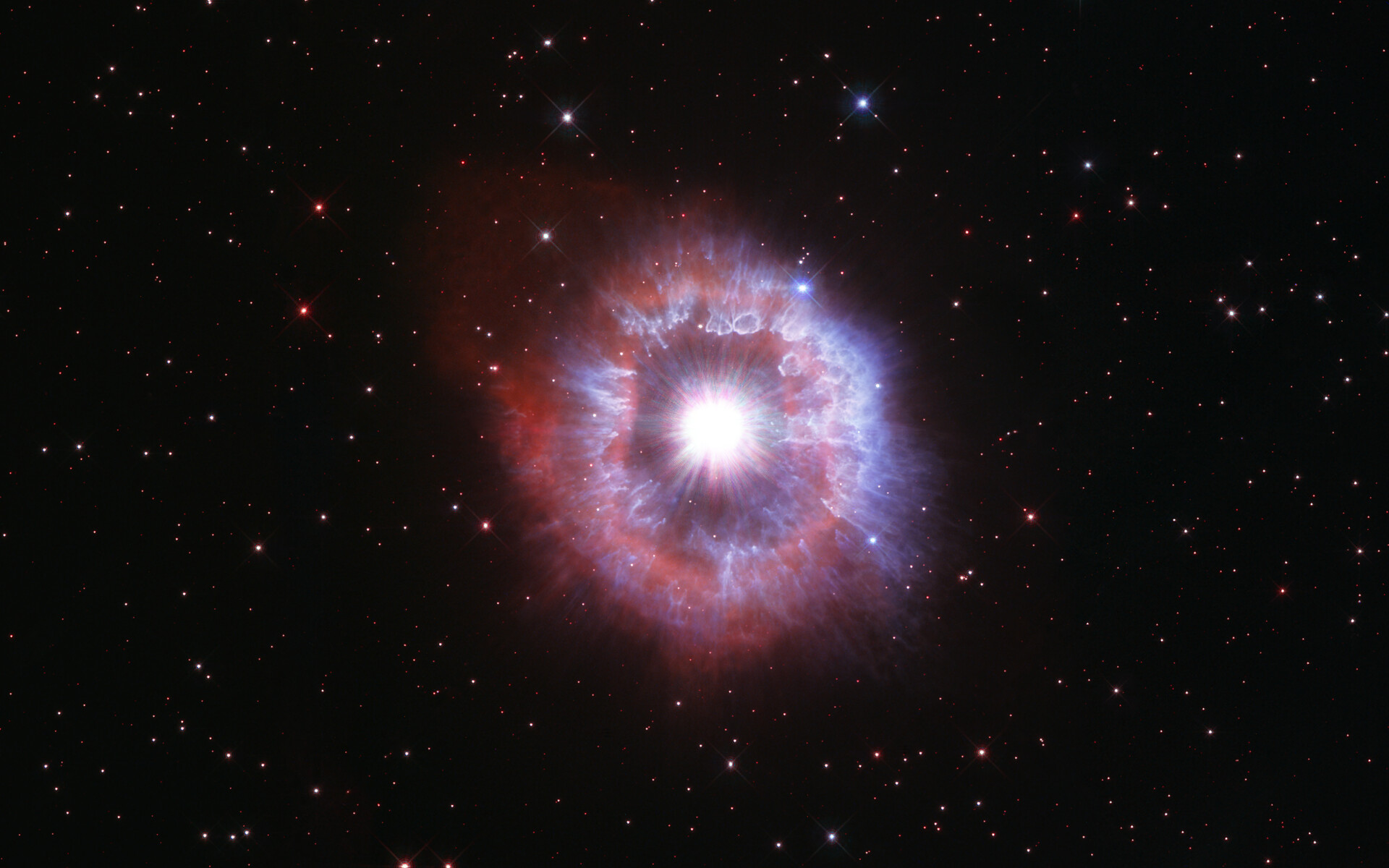 Pour célébrer le 31e anniversaire du lancement du télescope spatial Hubble, les astronomes ont dirigé le célèbre observatoire vers l'une des étoiles les plus brillantes de notre Galaxie pour capturer sa beauté. L'étoile géante présentée dans cette dernière image d'anniversaire du télescope spatial Hubble mène un bras de fer entre la gravité et le rayonnement pour éviter l'autodestruction. L'étoile, appelée AG Carinae, est entourée d'une coquille en expansion de gaz et de poussières. La nébuleuse mesure environ cinq années-lumière de large, ce qui équivaut à la distance d'ici à notre étoile la plus proche, Proxima du Centaure. © Nasa, ESA and STScI