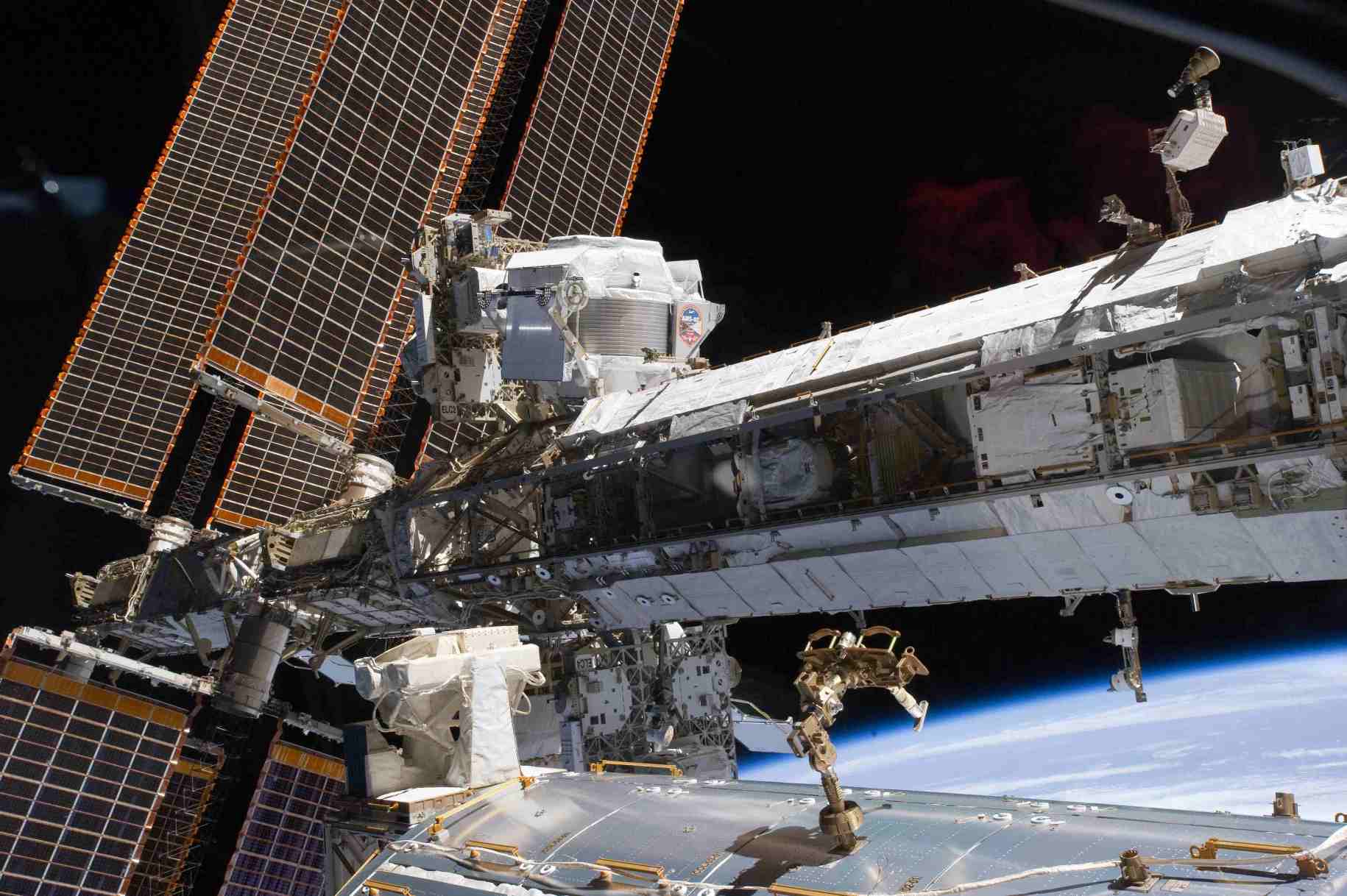 Une vue d'AMS-02 (devant les panneaux solaires, en haut) juste après son installation sur l'ISS. Il chasse la matière noire depuis 18 mois, et devrait encore le faire pendant plusieurs années. © Nasa