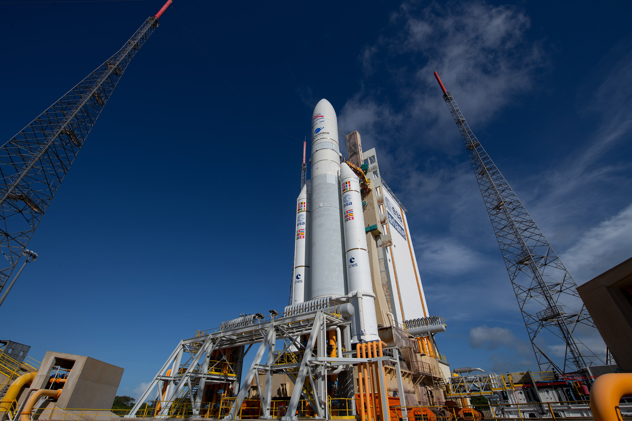 Ariane 5, sur son pas de tir du Centre spatial guyanais, avec à son bord le satellite BepiColombo de l'Agence spatiale européenne. © ESA, S. Corvaja
