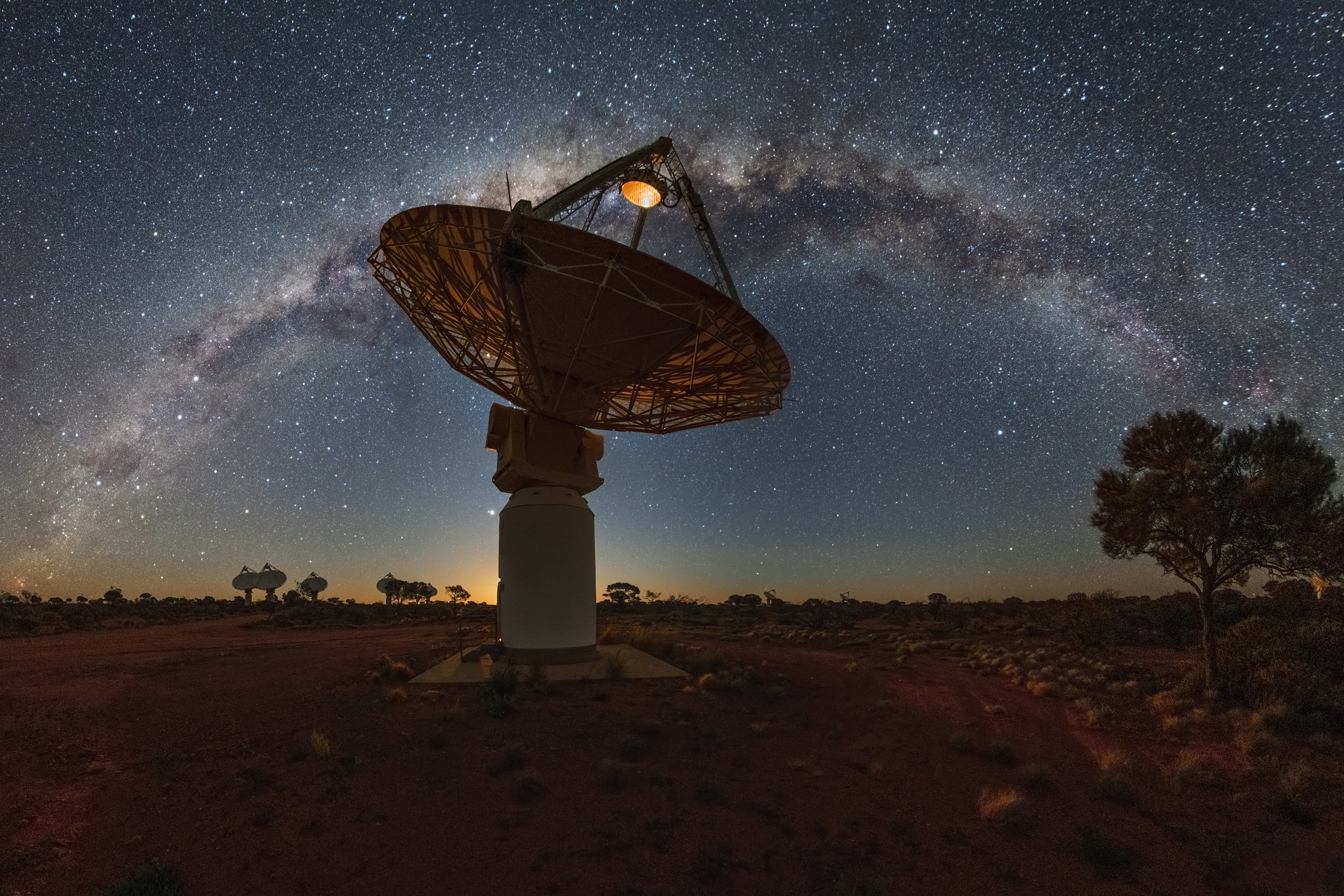 Une vue de l'Australian Square Kilometre Array Pathfinder observant la Voie lactée, le réseau de radiotélescopes australien d'un kilomètre carré situé à l'Observatoire de radioastronomie de Murchison, dans le Midwest australien, en Australie-Occidentale. © Commonwealth Scientific and Industrial Research Organisation (CSIRO)