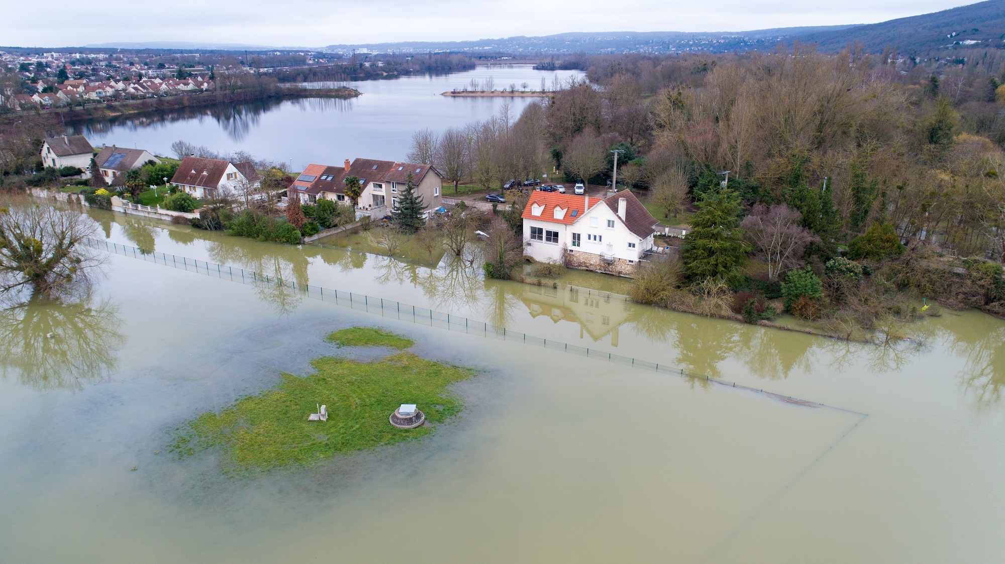 Le principal risque climatique pour les bâtiments en France est celui des inondations, en particulier au nord-ouest du pays. © Altitudedrone, AdobeStock