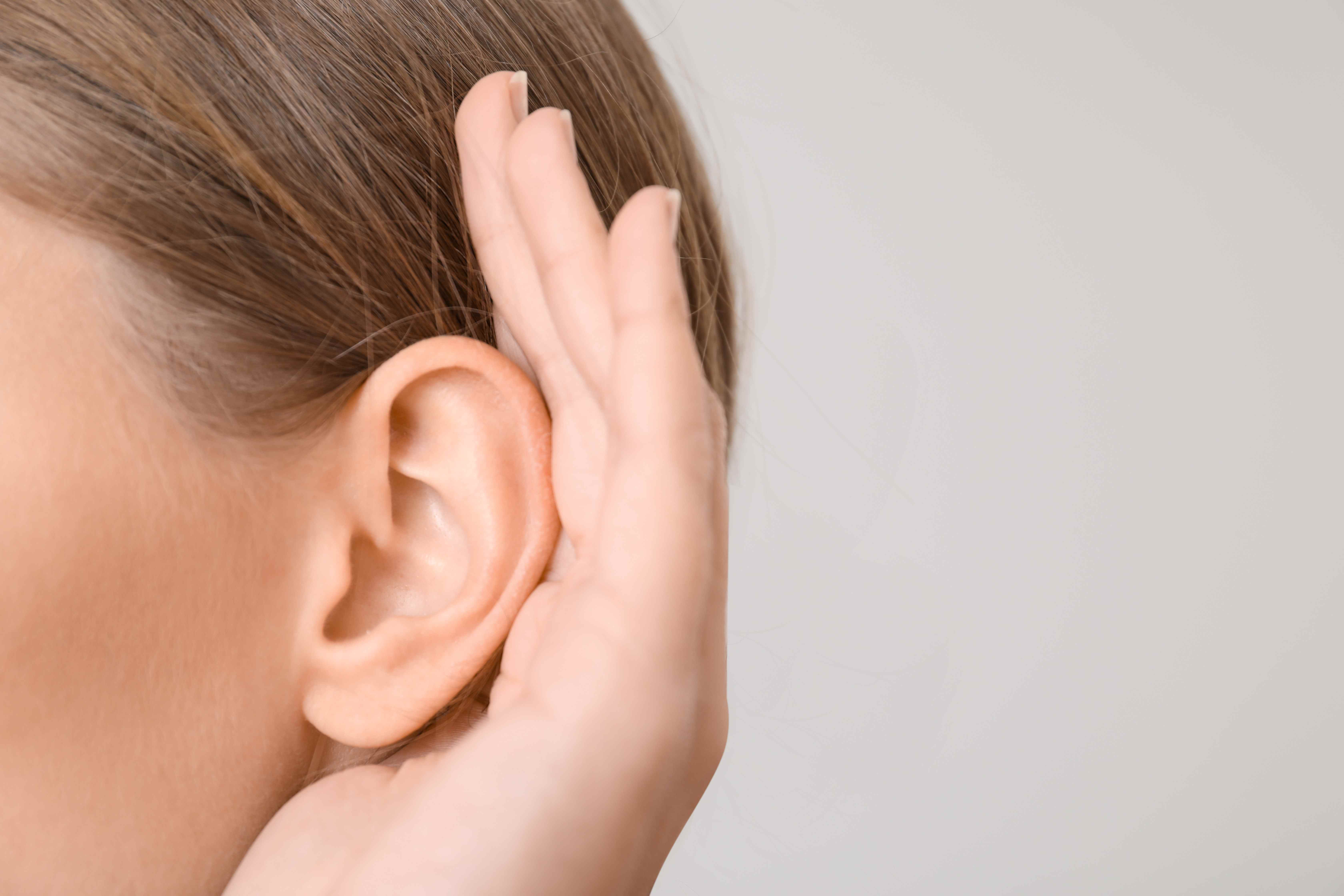 Dans cette maladie, les problèmes auditifs sont fréquents. © Pixel-Shot, Adobe stock