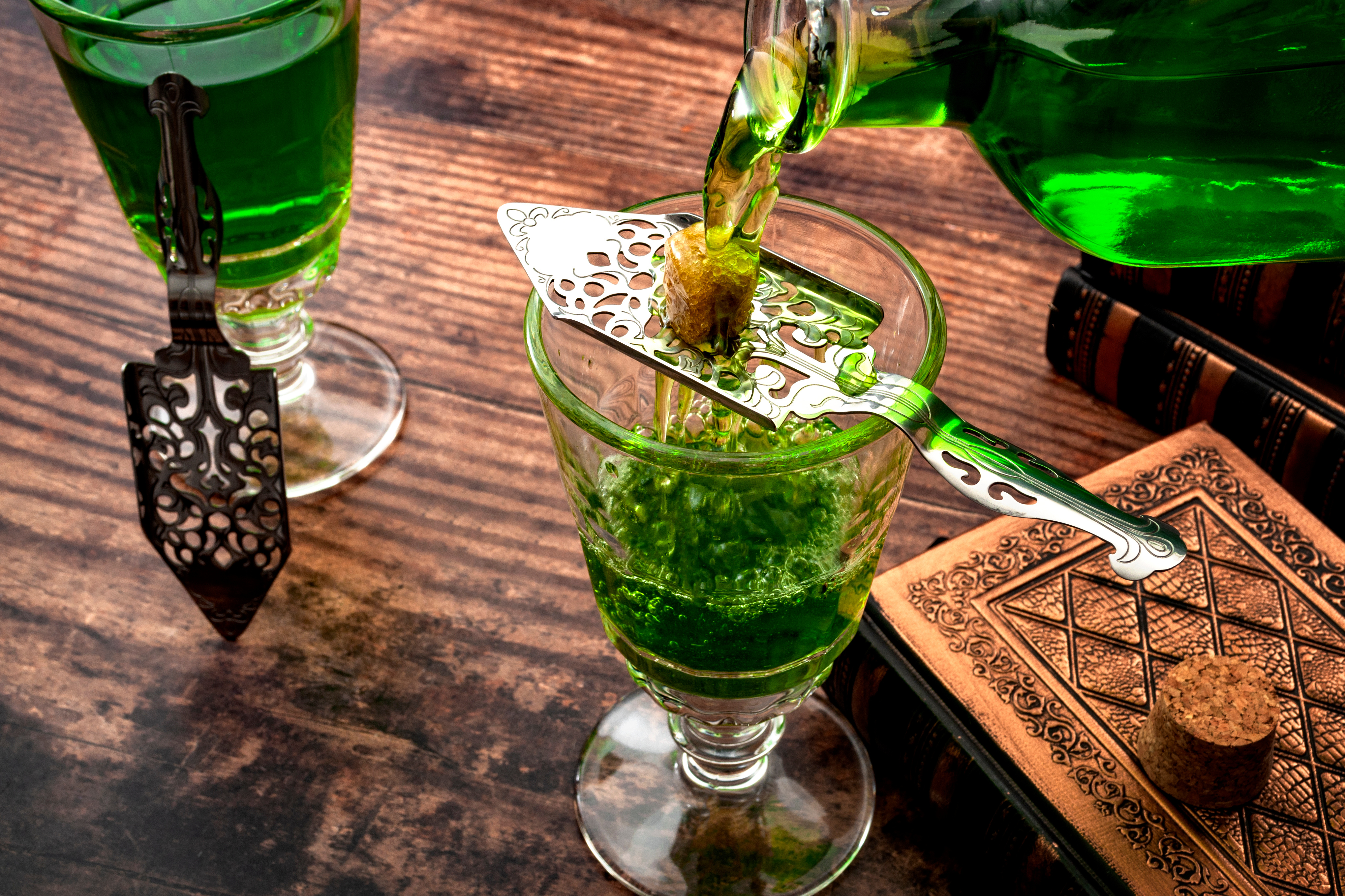 L'idée que l’absinthe provoquerait des hallucinations vient de la présence de thuyone, une molécule contenue dans la grande absinthe. © Victor Moussa, Adobe Stock