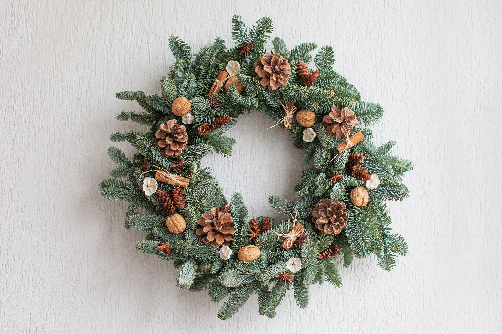 Fabriquer une couronne de Noël végétale. © fadzeyeva, Adobe Stock