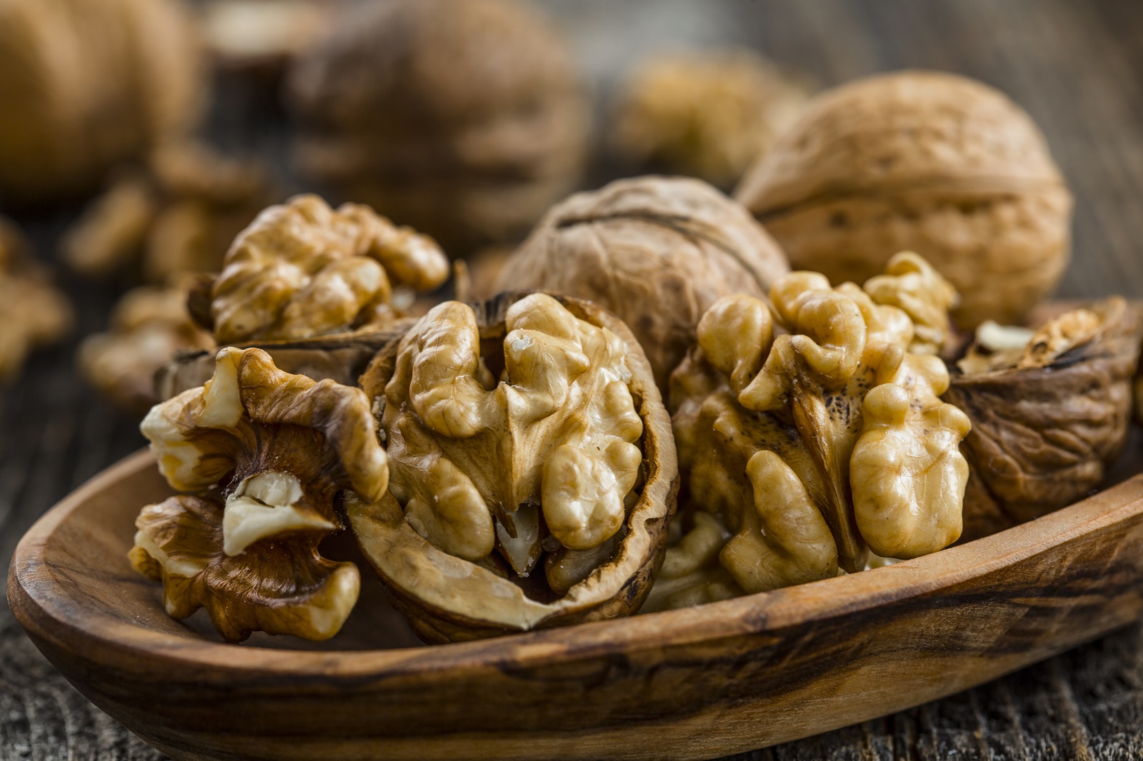 La noix est un fruit comestible à coque, ses cerneaux peuvent être mangés frais ou secs. © Ivan, Adobe stock