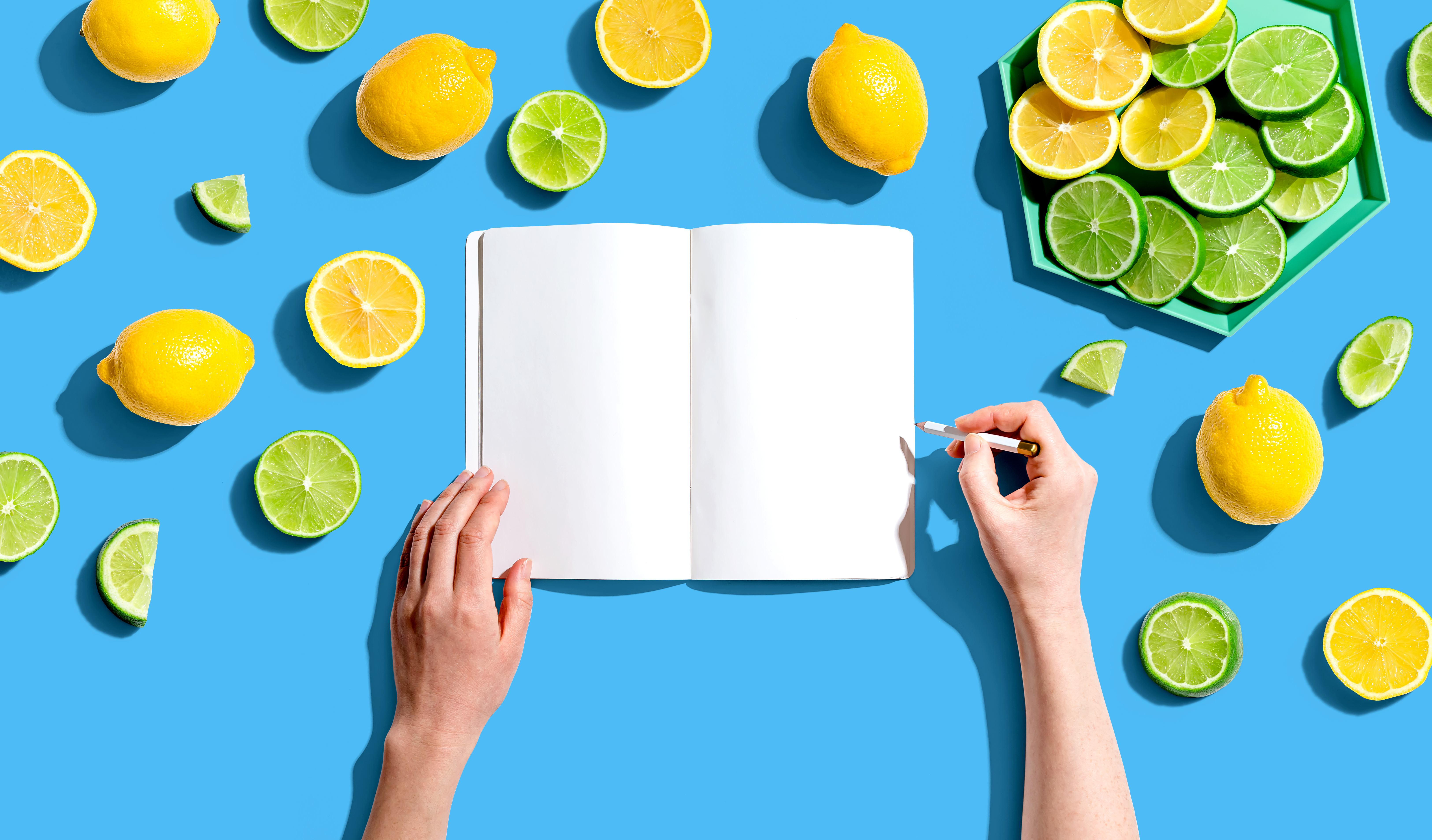 Le citron contient des acides qui, lorsqu'on approche une flamme, révèle ce qu'on a écrit sur une feuille. © Tierney, Adobe Stock