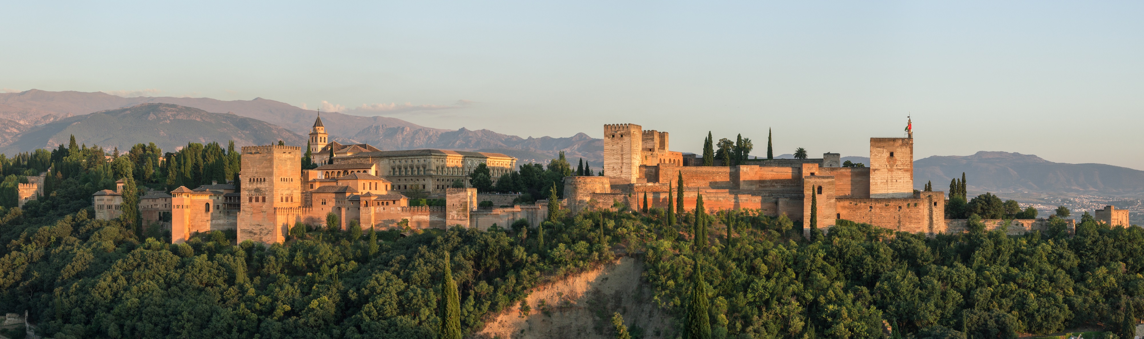 Vue de l'Alhambra de Grenade, depuis le quartier ancien de l'Albaicin ; ensemble palatial du XIIIe siècle (mais fondation plus ancienne), monument majeur de l'architecture arabo-musulmane, classée au patrimoine mondial de l'UNESCO. © Wikimedia Commons, domaine public.