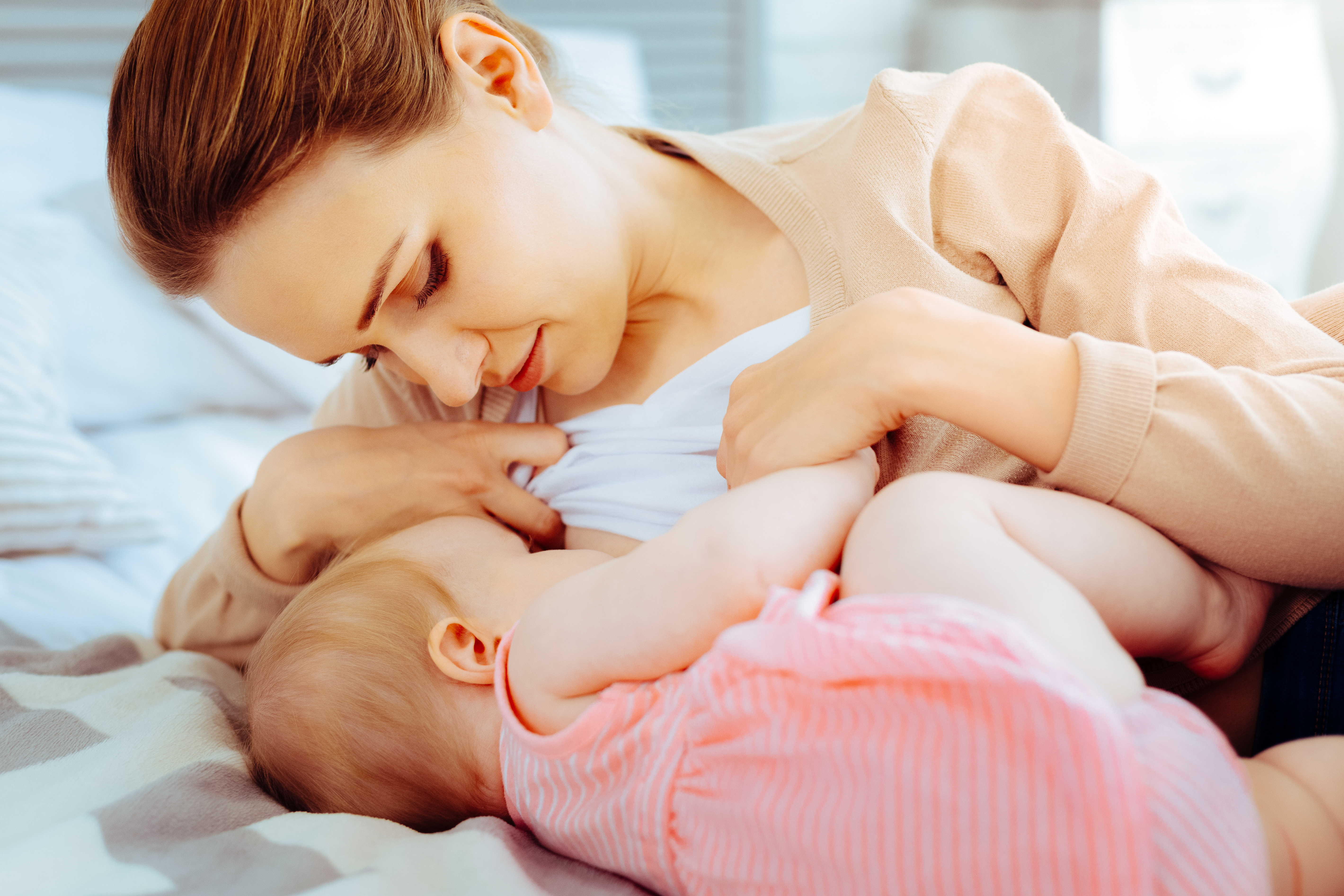 L'allaitement maternel permet de donner au bébé le lait maternel, unique, que le lait industriel ne remplace pas. Les bénéfices sont à la fois pour le bébé et la mère. © Viacheslav Iakobchuk, Adobe Stock