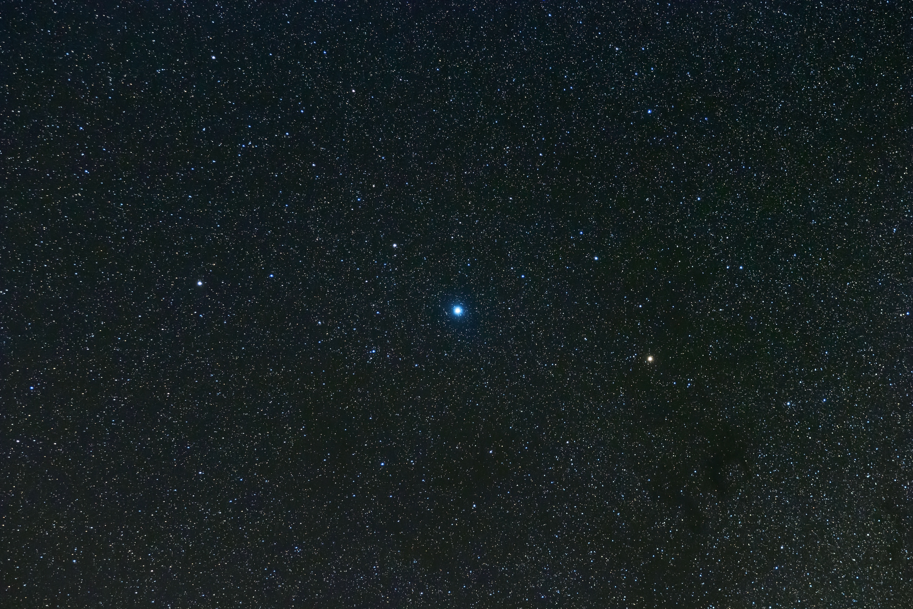 Altaïr, l'étoile la plus brillante de la constellation de l'Aigle. © allexxandarx, Adobe Stock