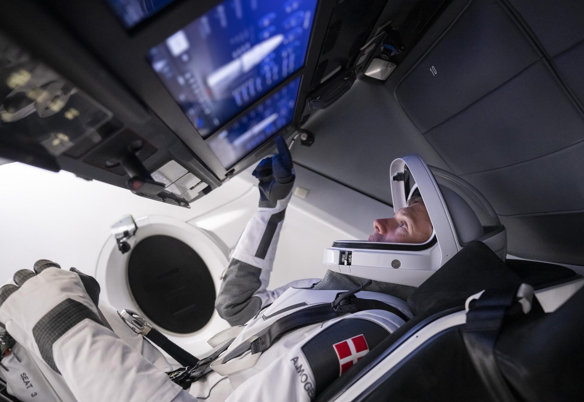 Andreas Mogensen à bord du véhicule Crew Dragon de SpaceX. À l’entraînement. © SpaceX, Nasa