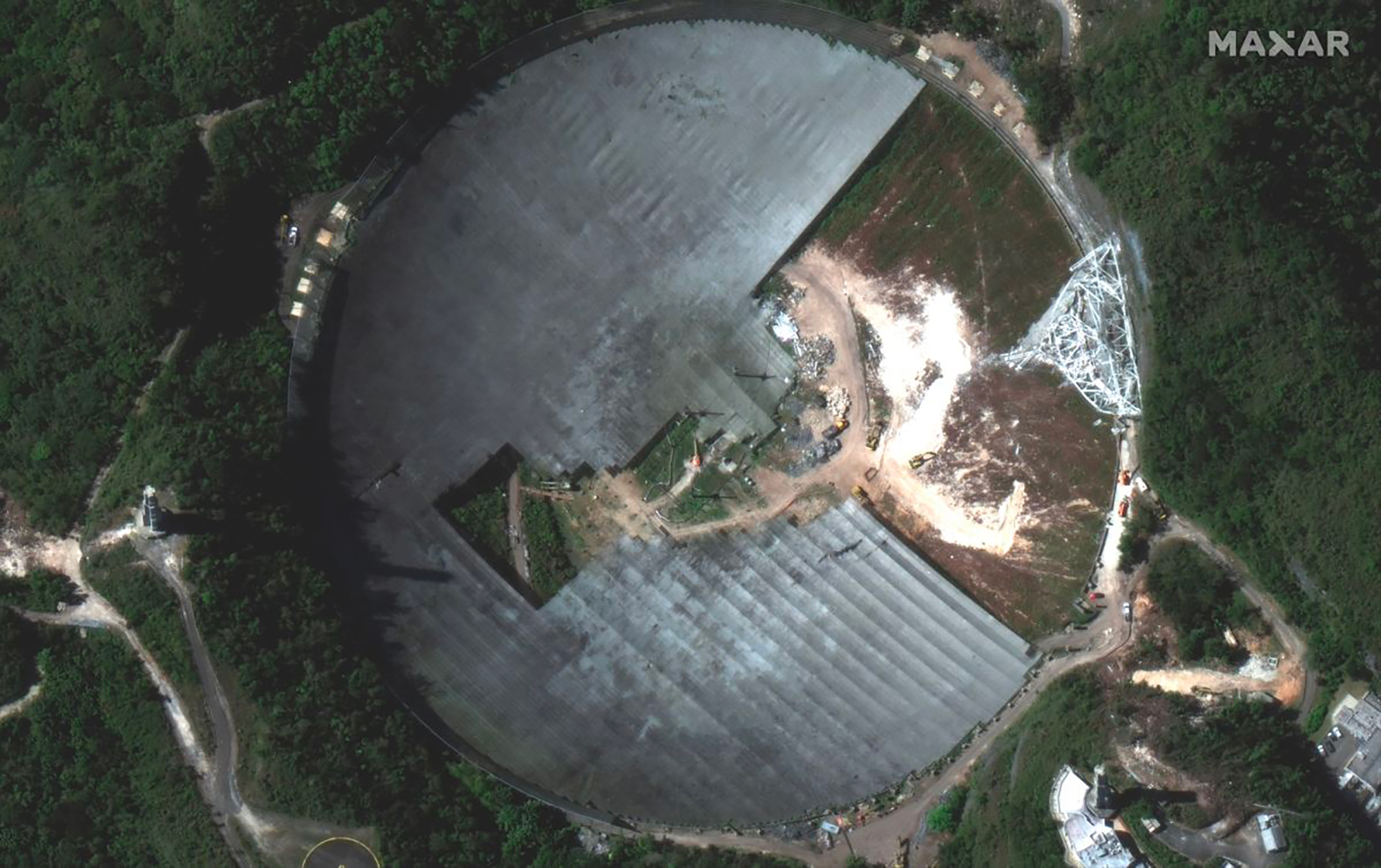 Le radiotélescope d'Arecibo en cours de démontage observé par un satellite Worldview de Maxar. L'image a été acquise le 23 février 2021. © Maxar