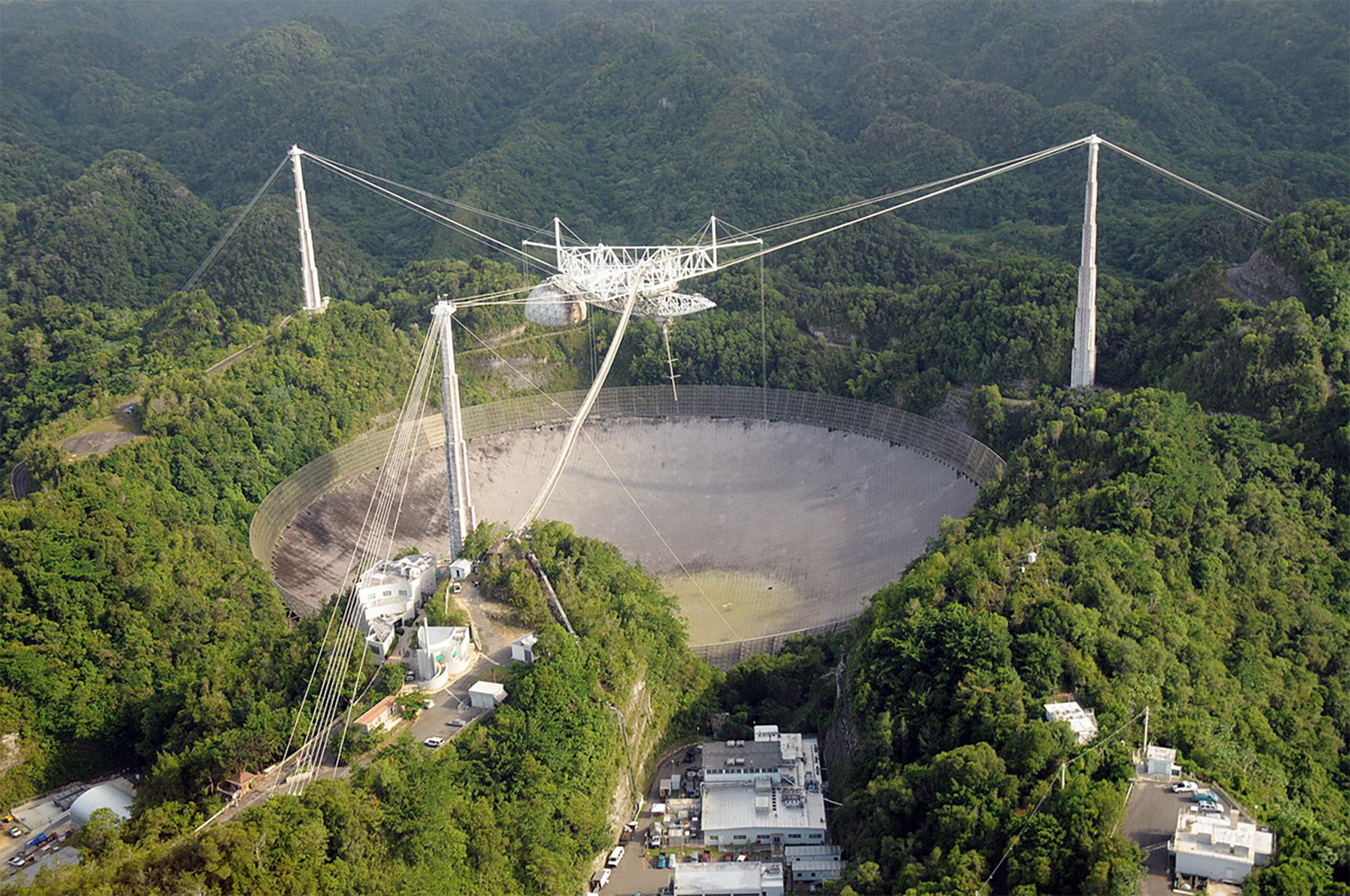 Le radiotélescope Arecibo, situé à Porto Rico, quand il était opérationnel. Il s'est effondré le 1er décembre 2020. © National Science Foundation