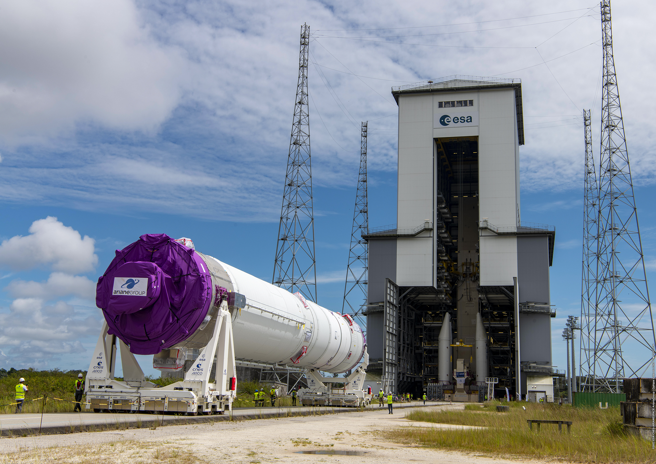 Transfert du&nbsp;corps central d’Ariane 6, composé des deux étages cryogéniques assemblés (principal et supérieur), du Bâtiment d'assemblage lanceur à son pas de tir. Le corps central&nbsp;a roulé sur 800 mètres à l’horizontale pendant une vingtaine de minutes à une vitesse de 3 km/h&nbsp;grâce à quatre véhicules à guidage automatisés.&nbsp;©&nbsp;ESA-Cnes-ArianeGroup-Arianespace-CSG Service Optique