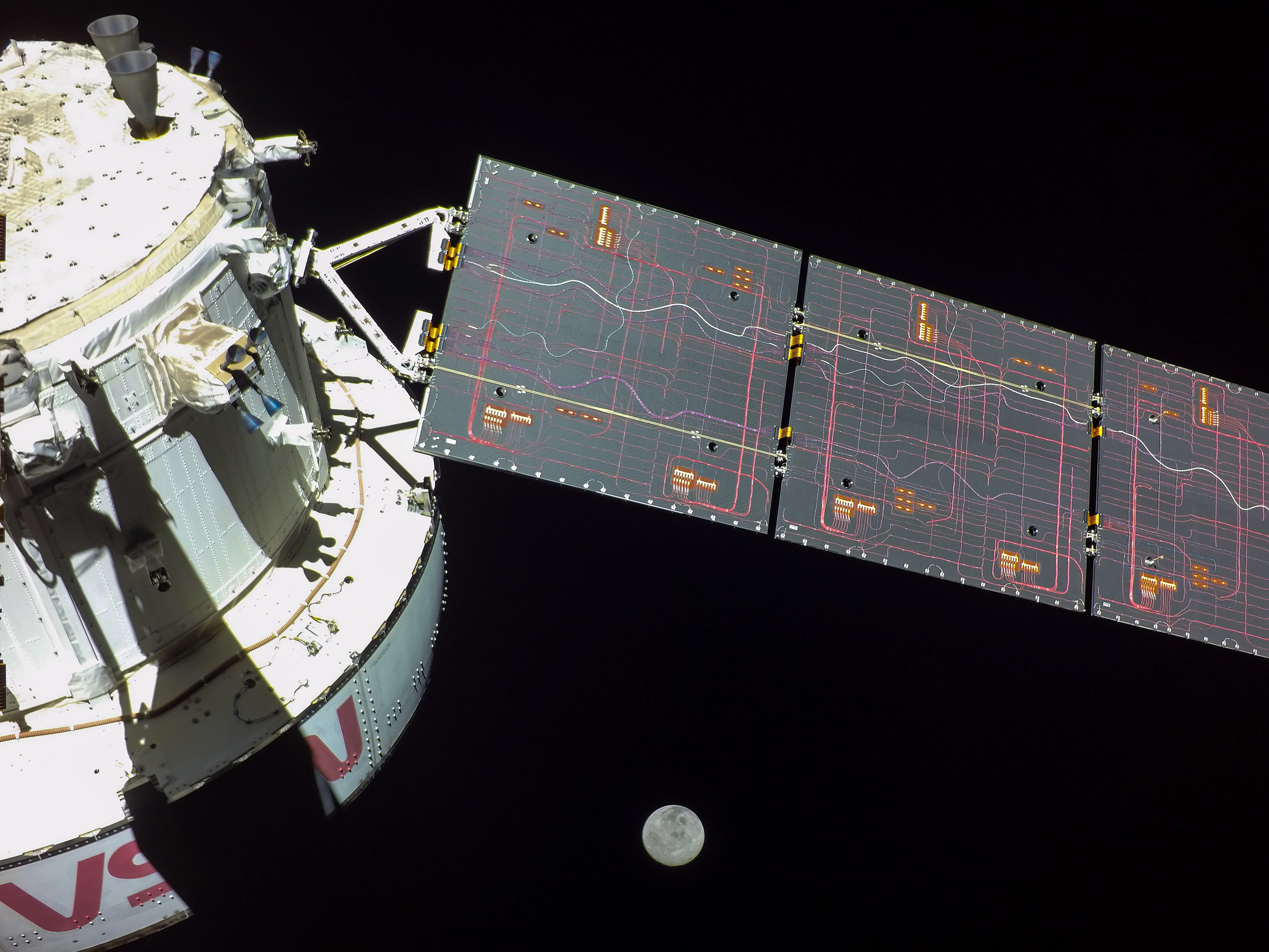 La Lune vue depuis la caméra de navigation, de type go-pro, embarquée sur Orion. Cette image a été acquise lors du 17e jour de la mission Artemis I alors que le véhicule se situait à plus de&nbsp;357 270 kilomètres de la Terre.&nbsp;© Nasa