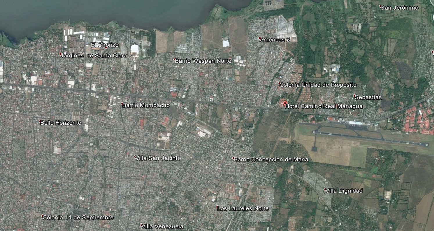 Une vue rapprochée de Managua, densément peuplée. La météorite est tombée juste à l'ouest de l'aéroport (à sa gauche sur cette image), par chance dans une zone inhabitée, mais à 300 m seulement de l'hôtel Camino Real. © (capture Google Earth)