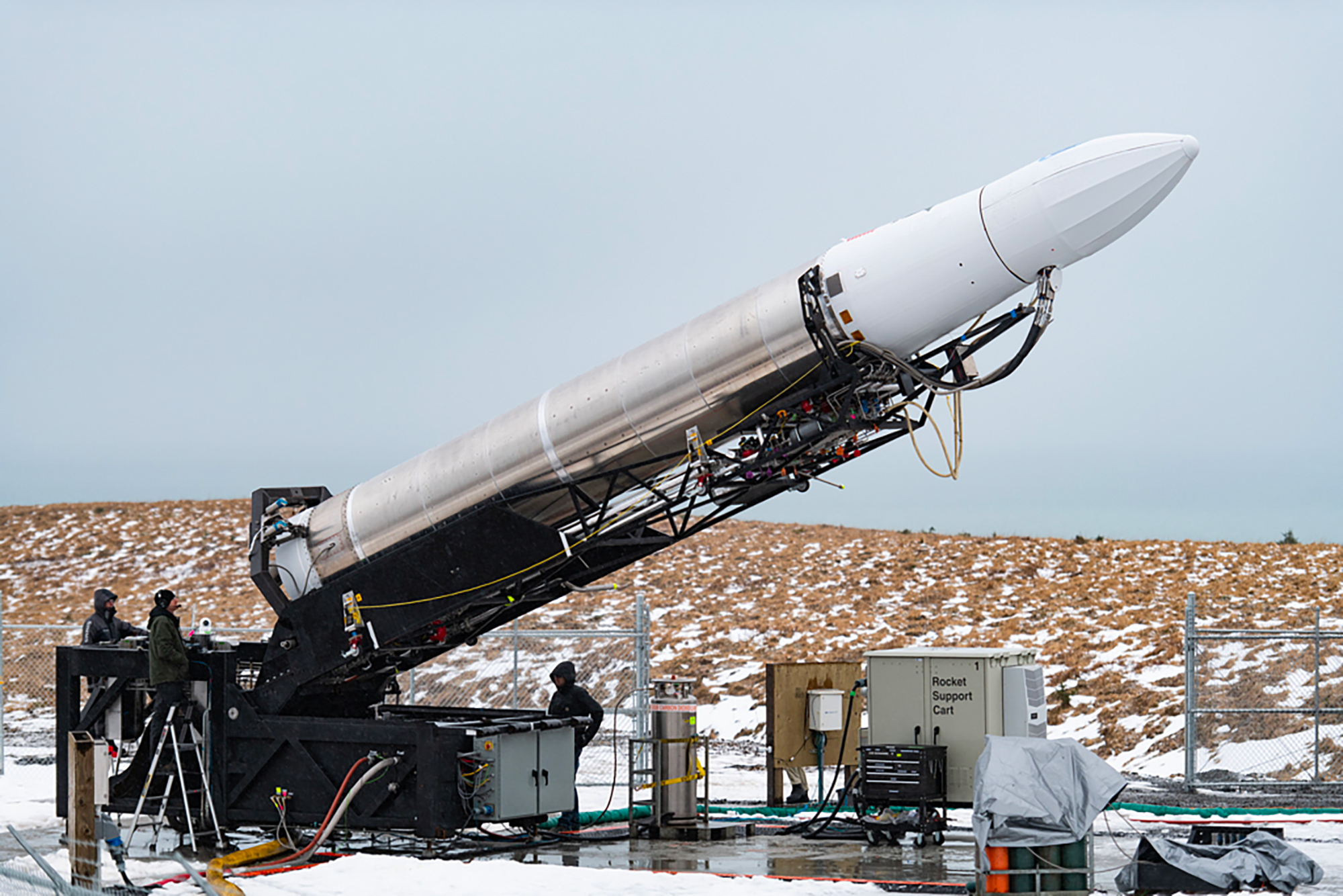Le petit lanceur Rocket 3.0 d'Astra, installé sur son pas de tir de la base PSCA (Pacific Spaceport Complex – Alaska), située sur l’île de Kodiak. © Darpa, Astra