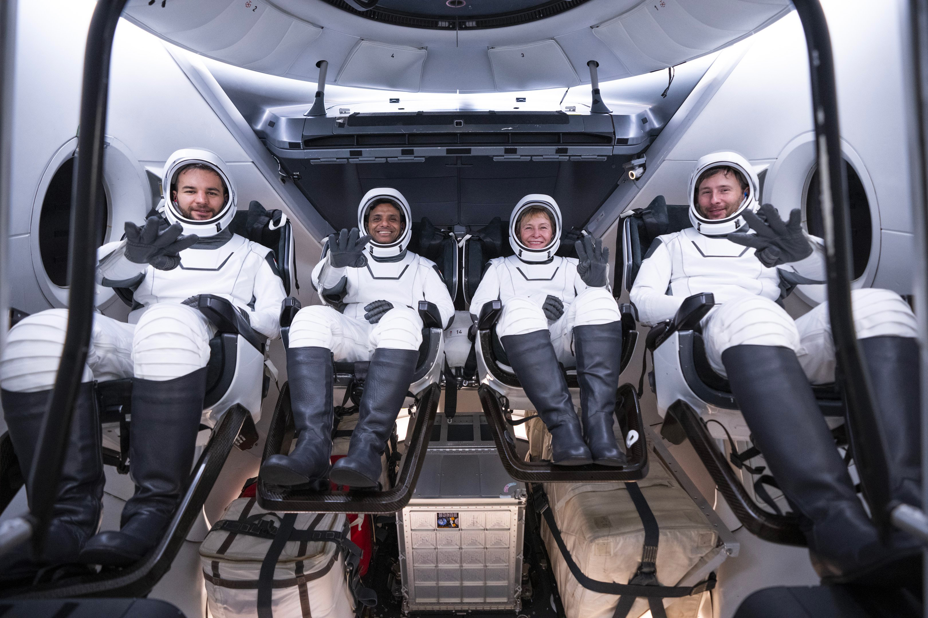 L'équipage Ax-4 d'Axiom Space à bord du Crew Dragon qui l'amènera à bord de la Station spatiale internationale. De gauche à droite, Tibor Kapu, Shubhanshu Shukla, Peggy Whitson et Sławosz Uznański. © SpaceX
