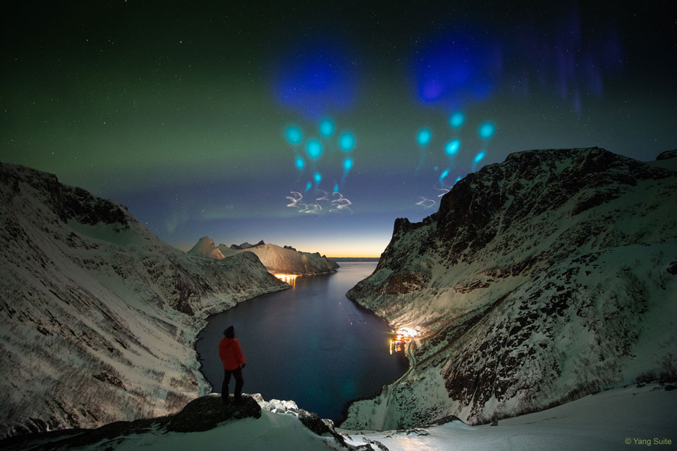 Explosion de lumières colorées dans le ciel de Norvège le 5 avril 2019, après le lancement de deux fusées-sondes pour la mission AZURE d'étude des aurores, que l'on voit d'ailleurs danser en arrière-plan sur cette photo. © Yang Sutie