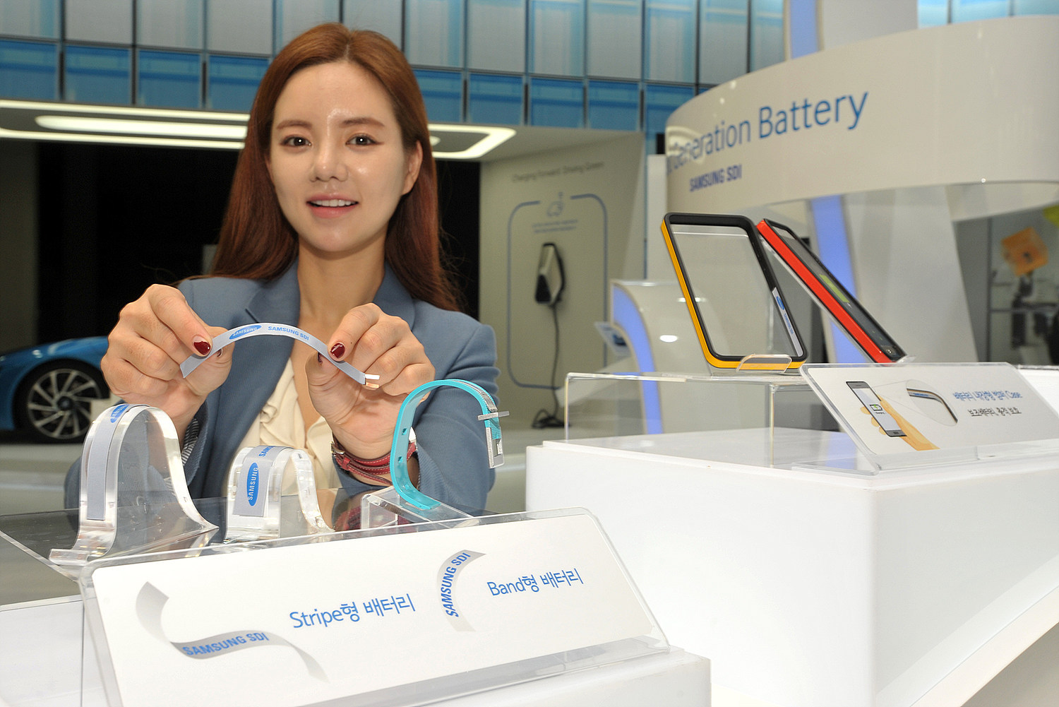 Dans les mains de cette démonstratrice sur le stand de Samsung, la batterie flexible Stripe exhibe sa souplesse. Sur les présentoirs, des bracelets de montres sont équipés de l'autre modèle, Band. © Business Wire