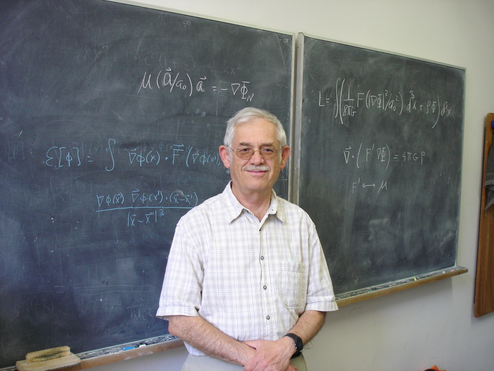  Le physicien Jacob Bekenstein était l'élève de John Wheeler, à Princeton (États-Unis), lorsqu'il découvrit que les trous noirs devaient posséder une entropie. Depuis lors, il s'interrogeait sur la gravitation quantique et sur la théorie MOND comme le montre cette photo. © DP, Wikipédia