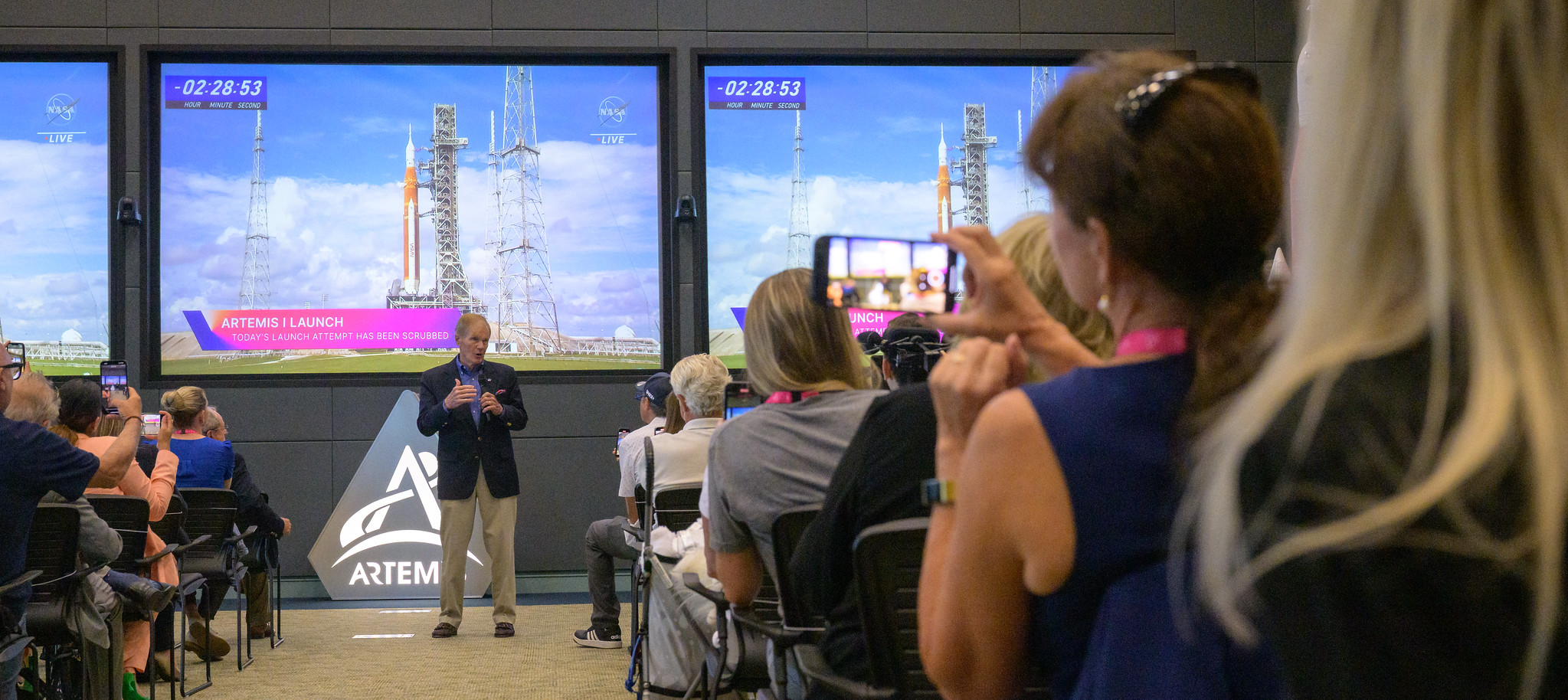 L'administrateur de la Nasa, Bill Nelson, devant les invités au lancement du SLS, explique l'obligation d'annuler le décollage du 3 septembre. © Nasa