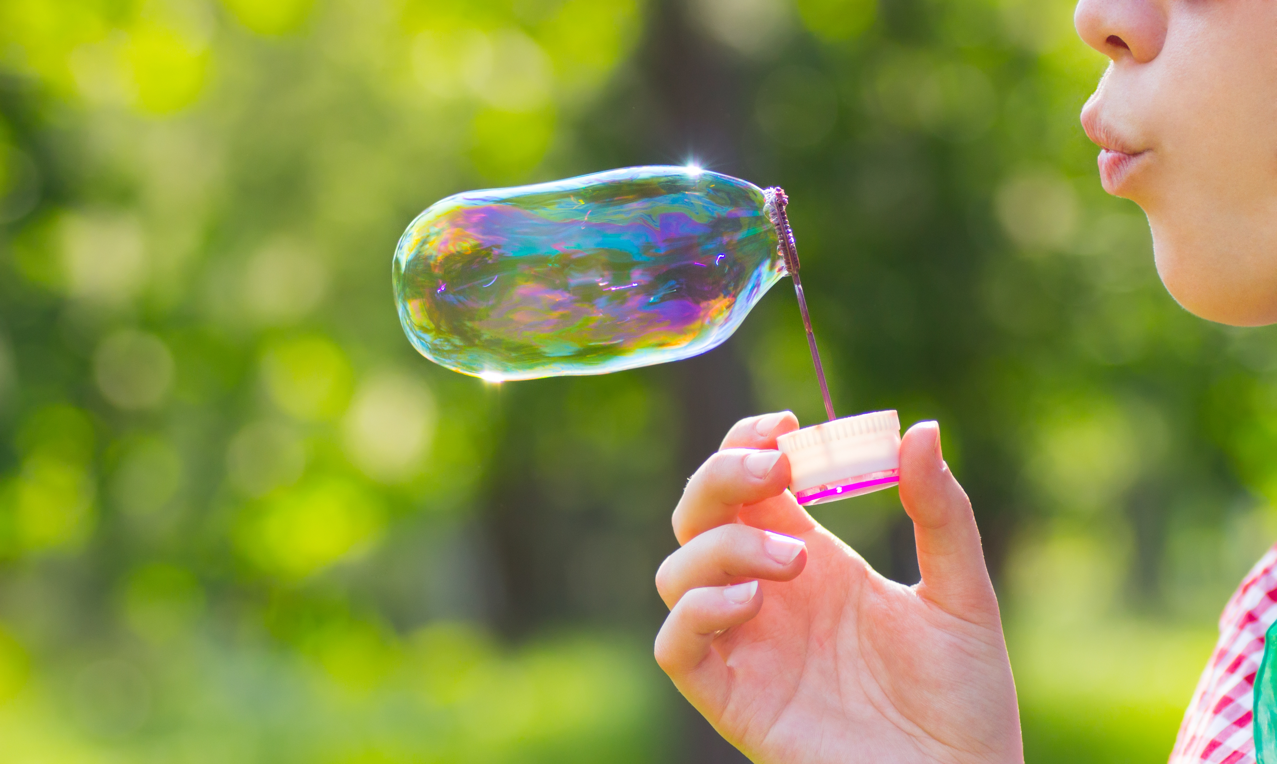 Qui n'a pas joué à faire des bulles de savon ? © alexaphotoua, Adobe Stock
