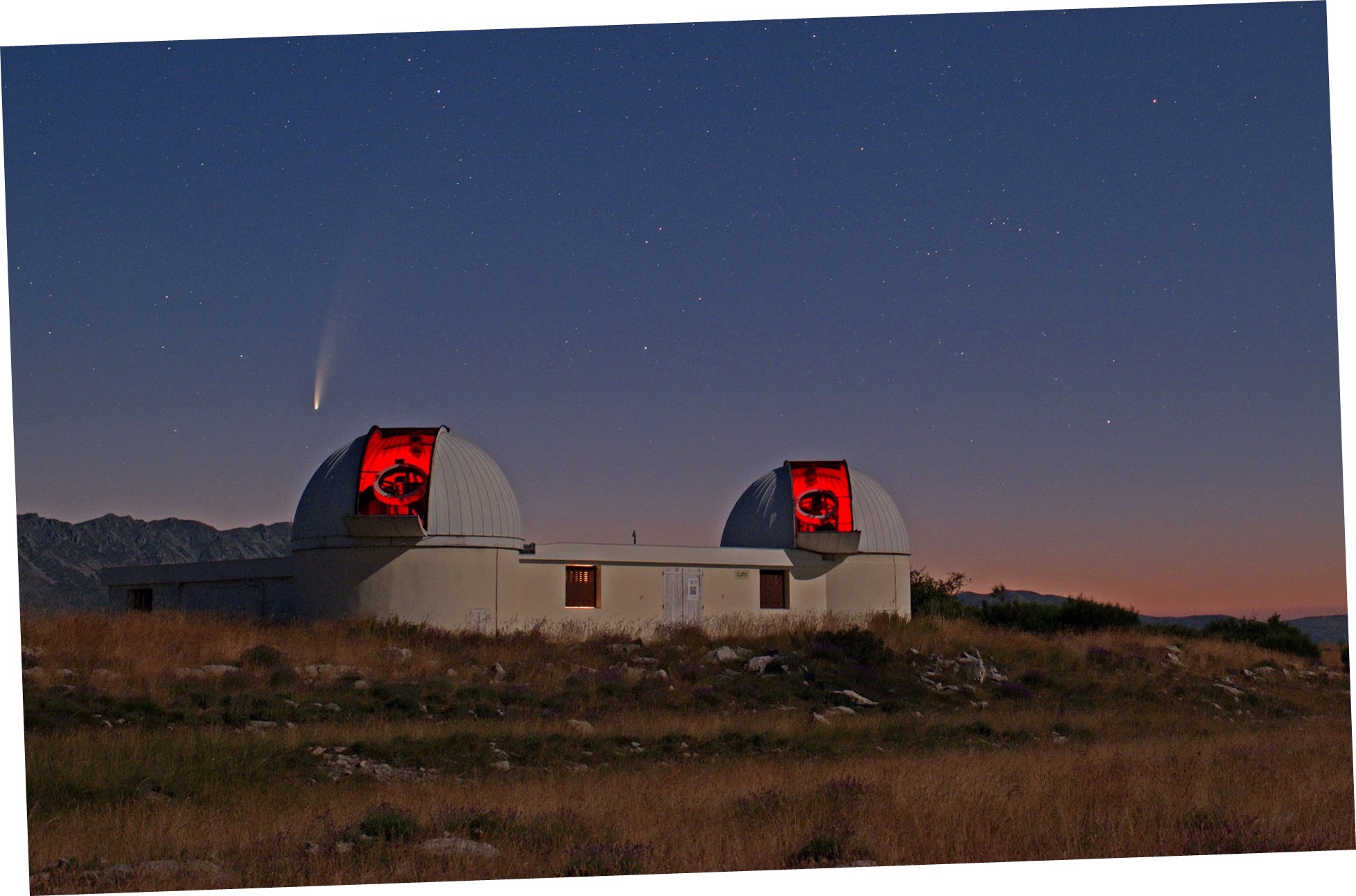 Une vue des deux télescopes de C2PU au début d'une nuit d'observation. © Serge Brunier