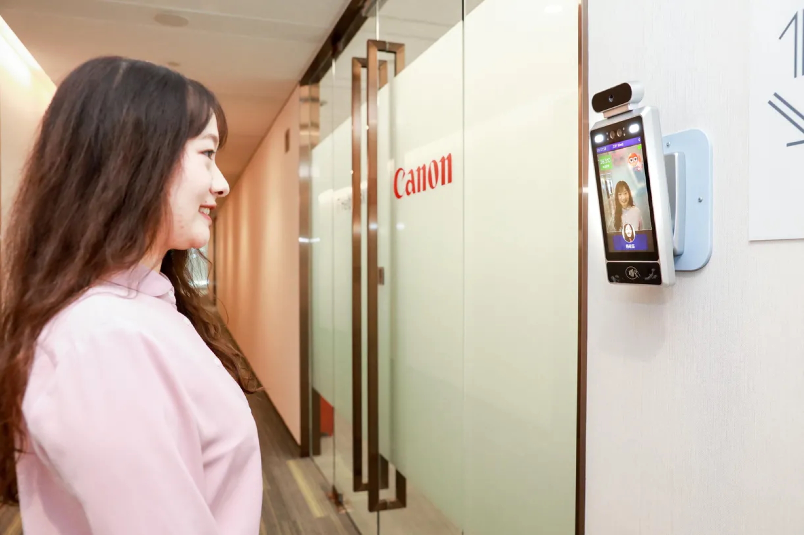 Un sourire pour entrer serait une façon d’apporter une ambiance positive au bureau selon la filiale chinoise de Canon. © Canon