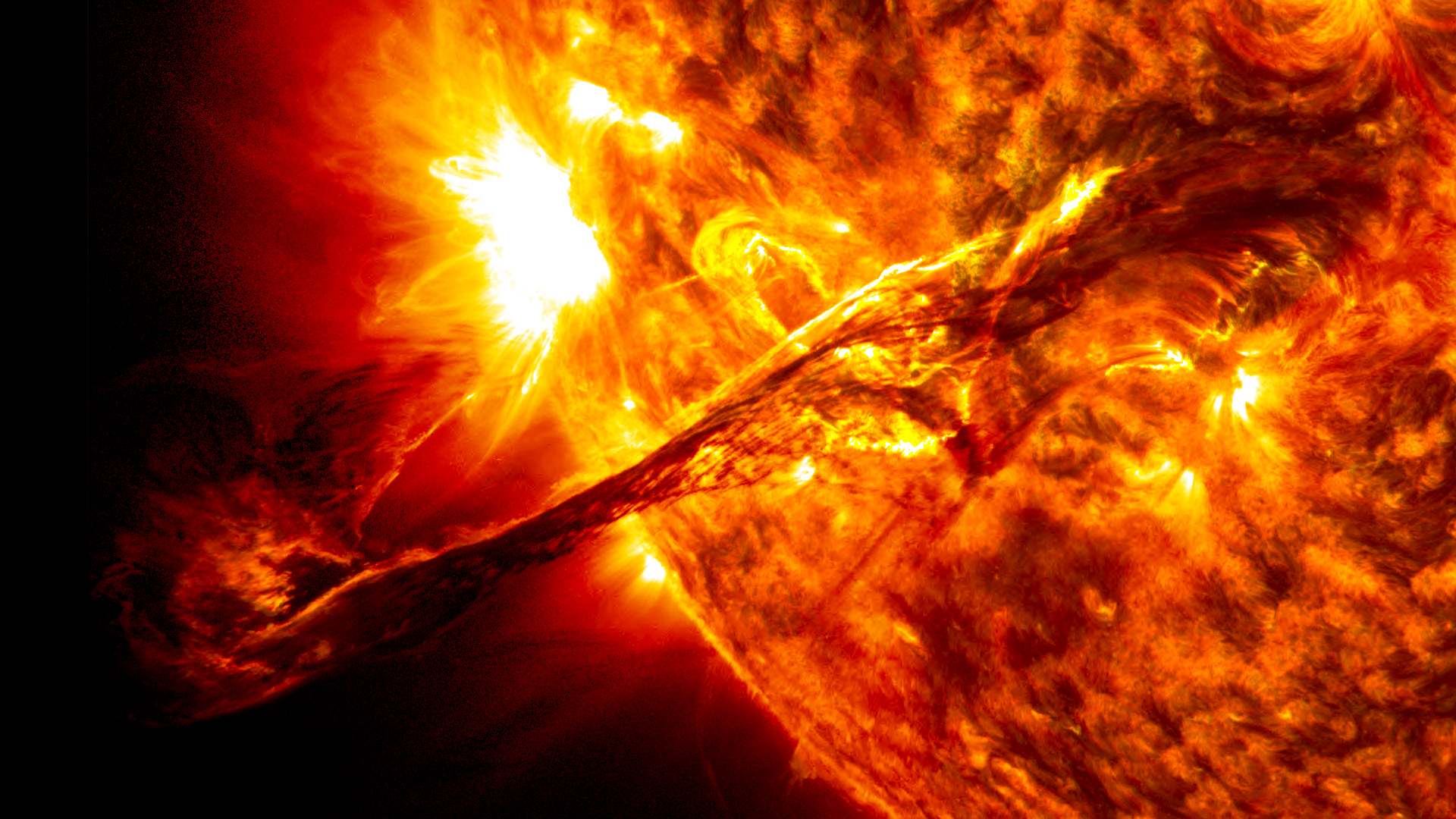 Curie étudiera l'origine des ondes radio solaires dans les éjections de masse coronale, comme celle observée dans les longueurs d'onde de 304 et 171 angströms par l'Observatoire de la dynamique solaire de la Nasa. © Centre de vol spatial Nasa, Goddard