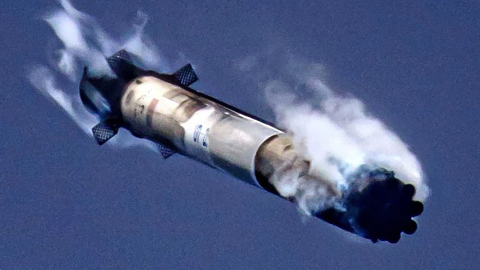 Retour sur la terre ferme de l'étage principal du lanceur Falcon 9 après le lancement de la capsule Dragon (CRS-18) à destination de la Station spatiale internationale. © SpaceX