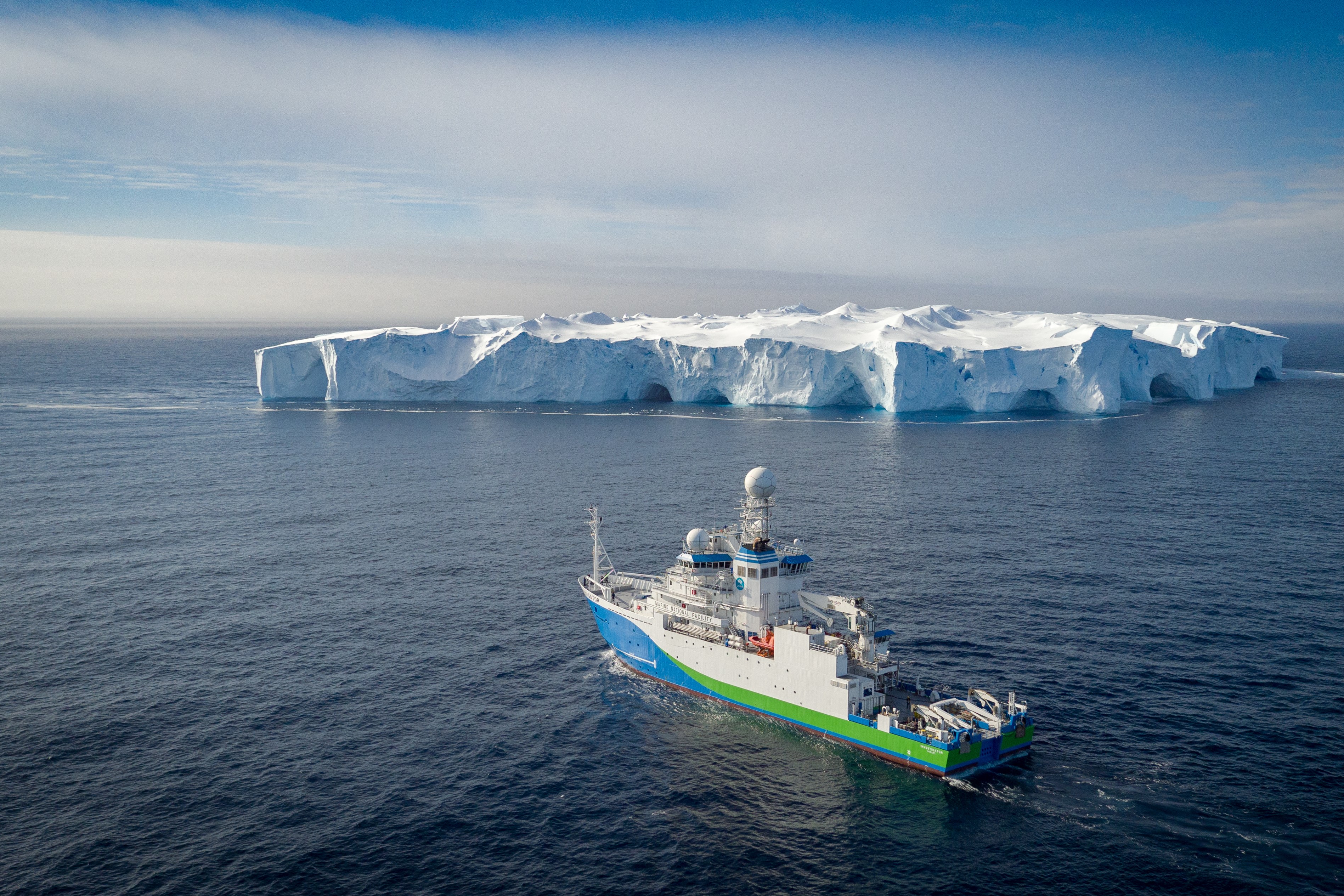 Le navire océanographique australien RV Investigator lors d'une précédente expédition de 2021 sur l'étude des écosystèmes à l'Est de l'Antarctique. © CSIRO Marine National Facility