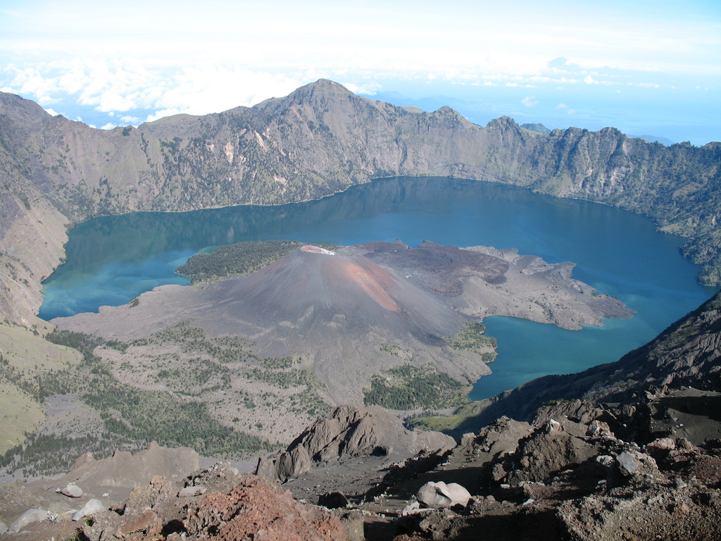Après son effondrement en 1257, le volcan indonésien Samalas, qui culminait à 4.200 m d'altitude, a donné naissance à la caldeira de Segara Anak. © zulz, Flickr, cc by nc nd 2.0