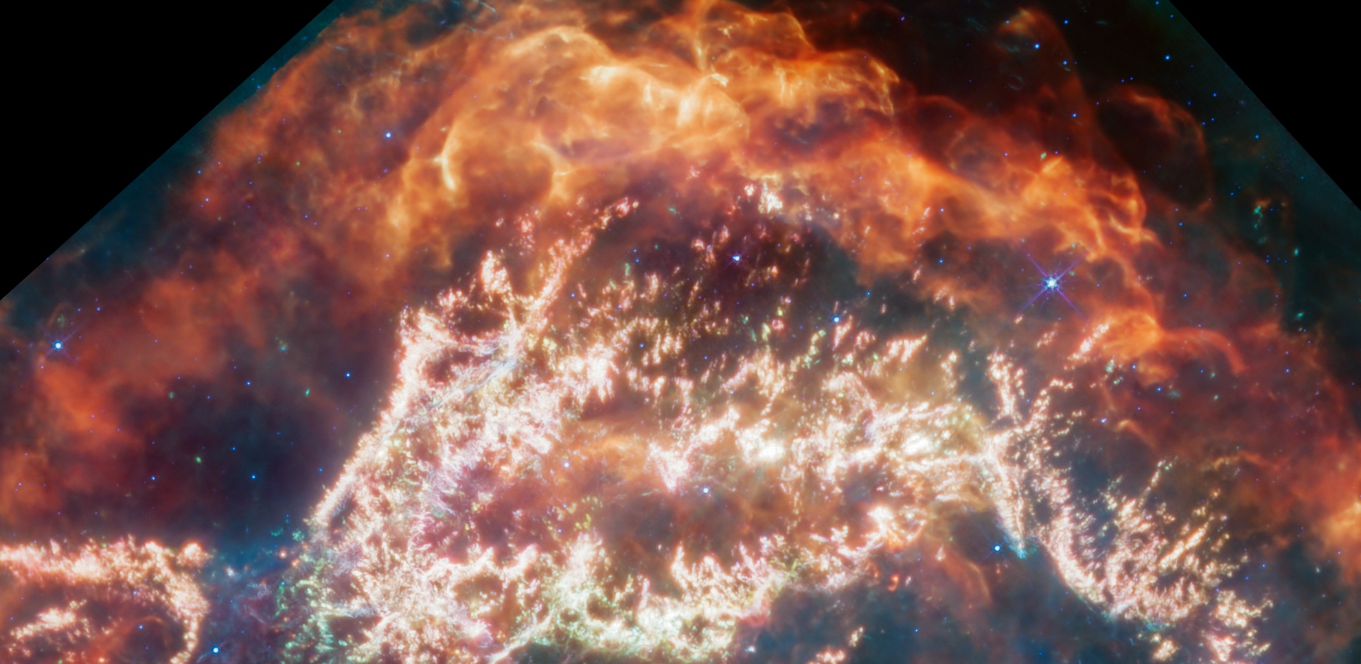 Détail des restes de la supernova Cassiopée A, une nébuleuse circulaire à la structure complexe. © Nasa, ESA, CSA, D. Milisavljevic (Purdue University), T. Temim (Princeton University), I. De Looze (UGent), J. DePasquale (STScI)