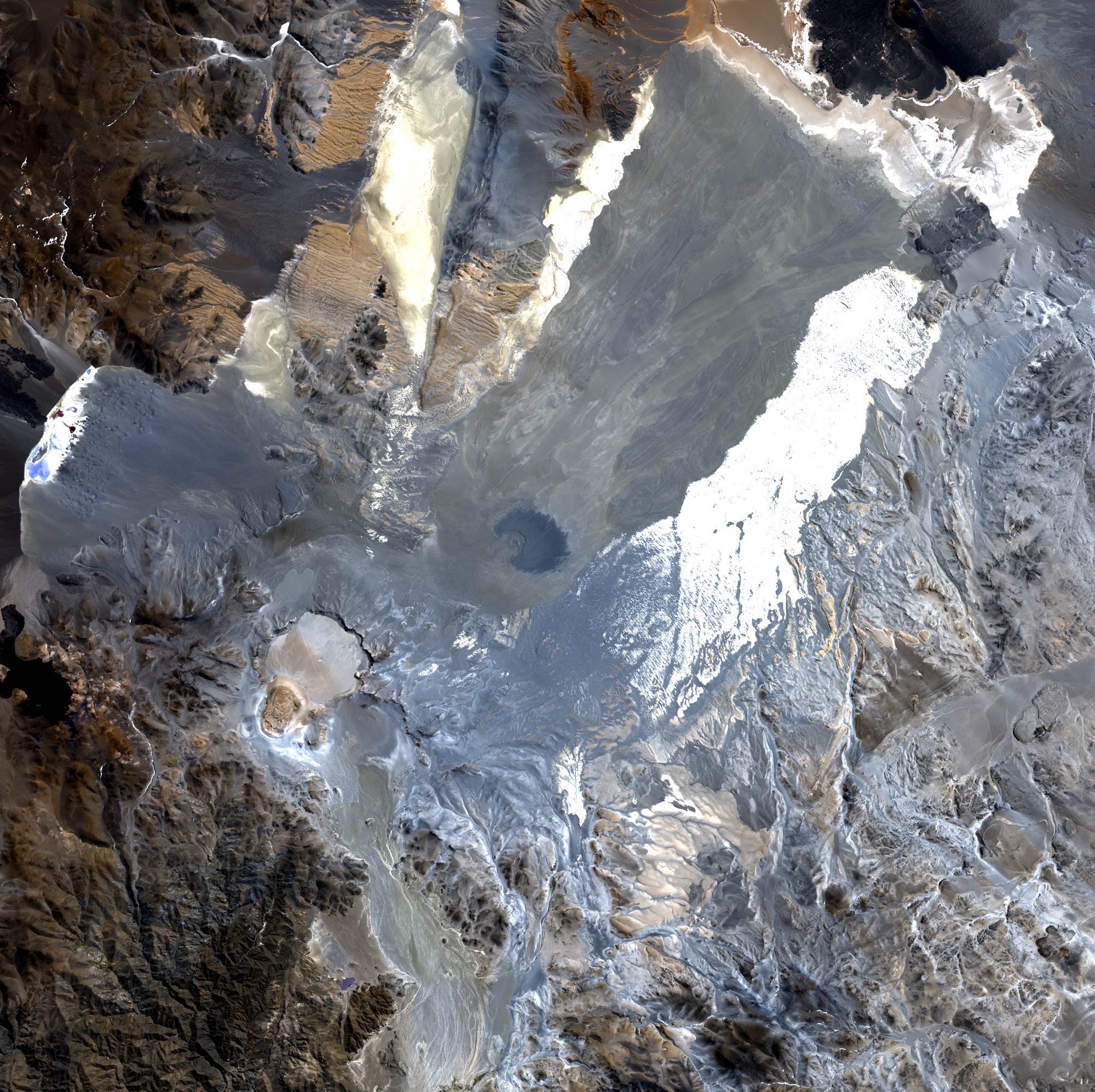 La dernière éruption du Cerro Blanco il y a environ 4.200 ans se classe parmi les plus catastrophiques éruptions de ces 10.000 dernières années. Sur cette image satellite, la caldeira correspond à la tache brun-gris circulaire située en-dessous et à gauche du centre. © DP