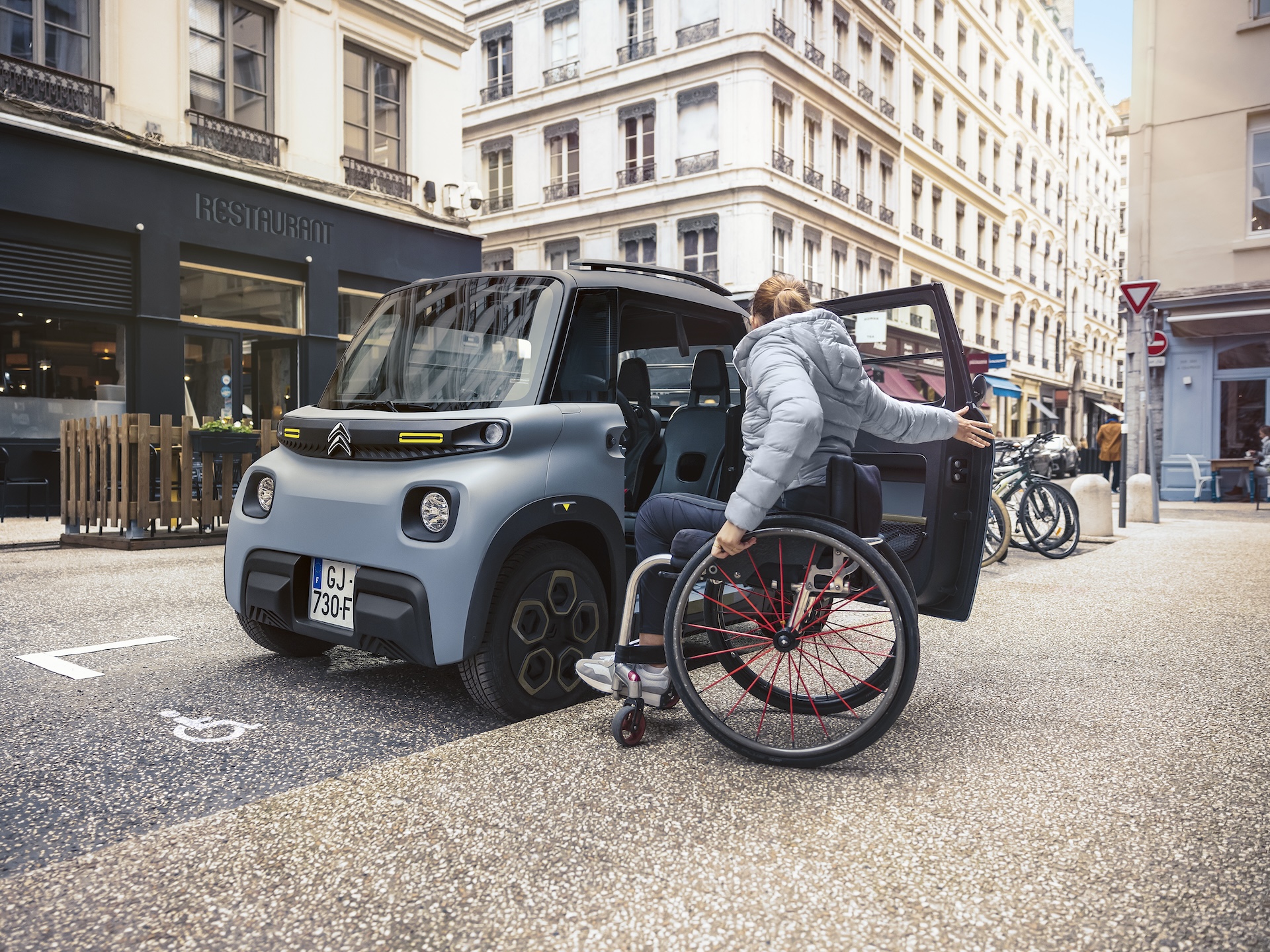 Plus besoin de place PMR (personne à mobilité réduite) pour les utilisateurs de l'Ami for All. © Citroën, PIMAS