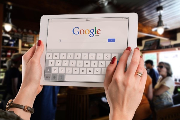 Illustration de la navigation sécurisée via VPN sur Google – Photo : Firmbee / Pixabay