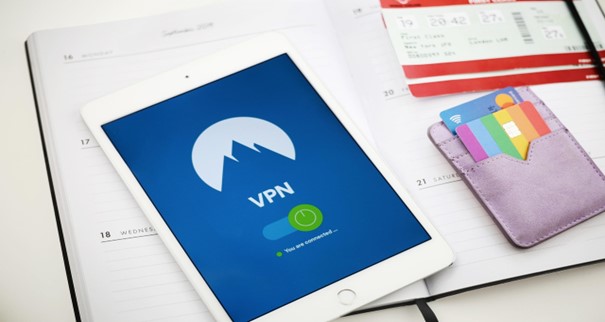 Représentation symbolique des restrictions géographiques et de leur contournement via VPN (Crédit photo : Image par Stefan Coders de Pixabay)