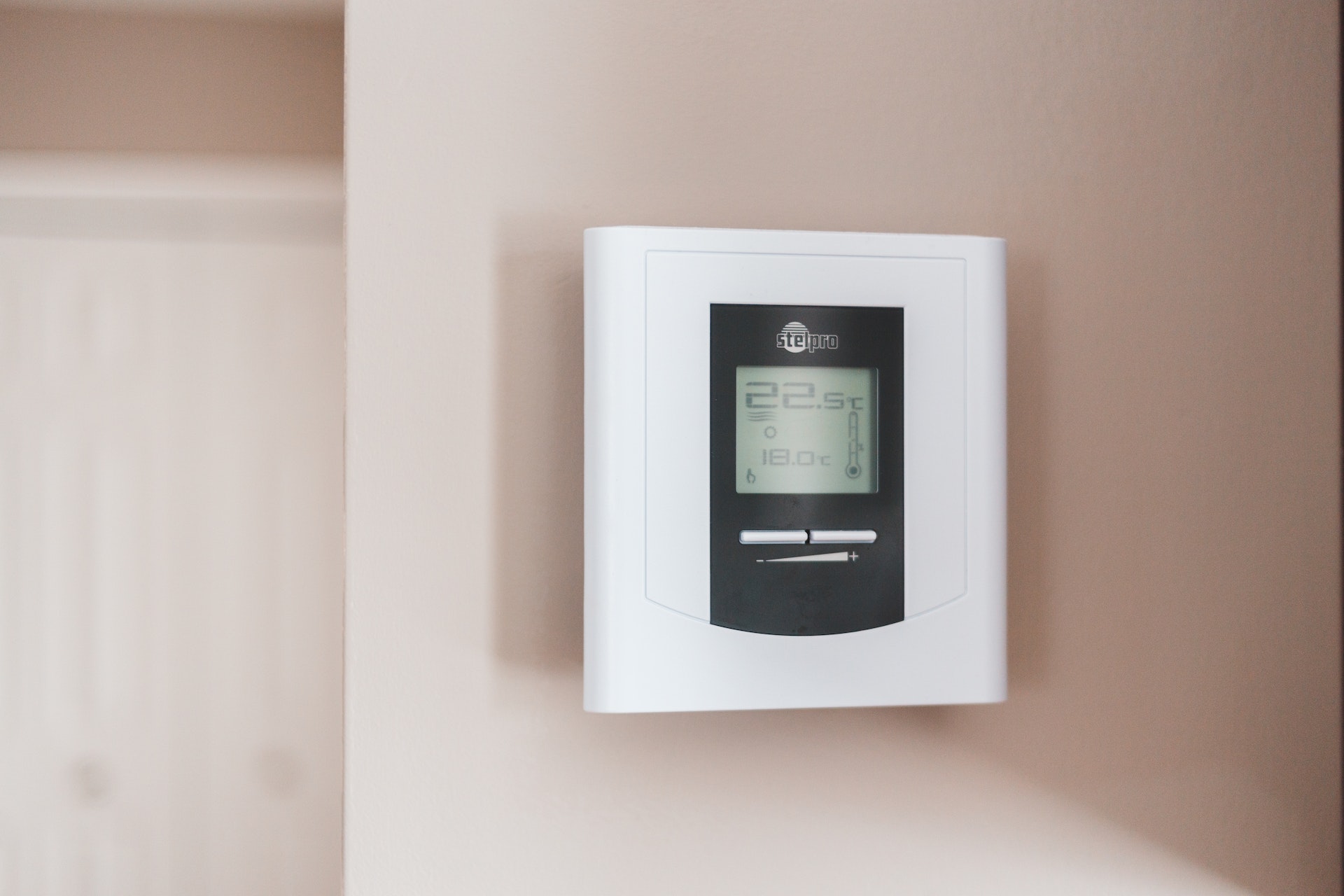 Installer un thermostat d’ambiance, connecté ou programmable : comment faire ? © erikmclean, Pexels