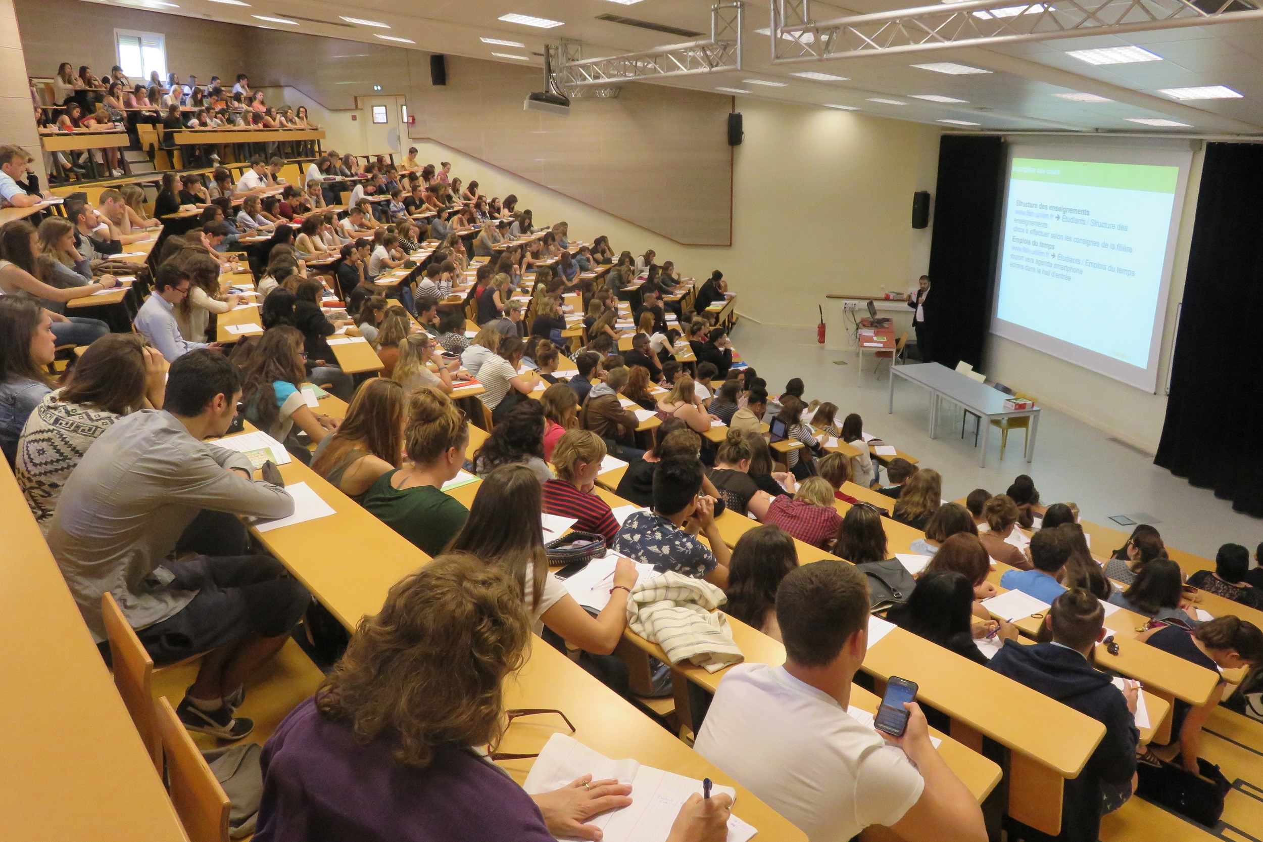 Cours en amphi à la faculté de lettres et sciences humaines de l'université de Limoges. © flsh.unilim.fr