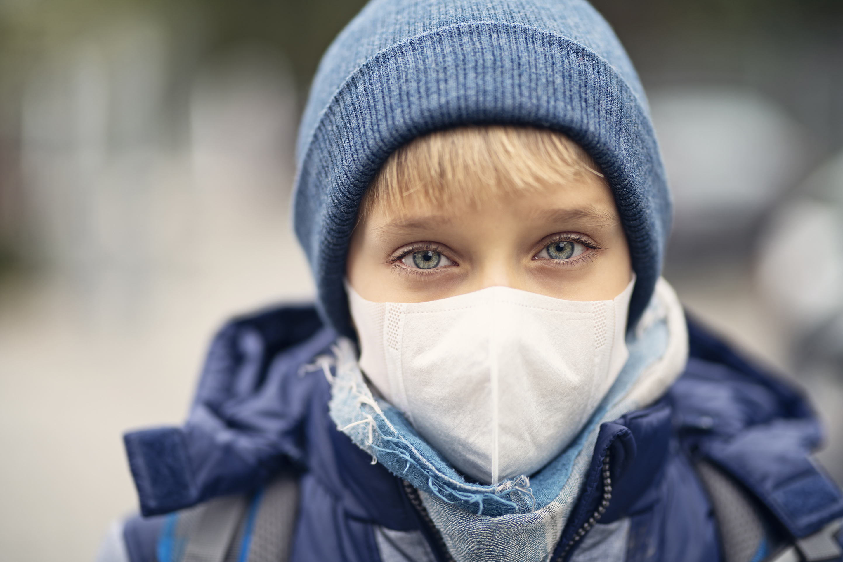 Face à la prolifération de nouvelles contaminations, certaines communes de France imposent le port du masque, y compris à l'extérieur, à partir de 11 ans. © Imgorthand, Getty Images