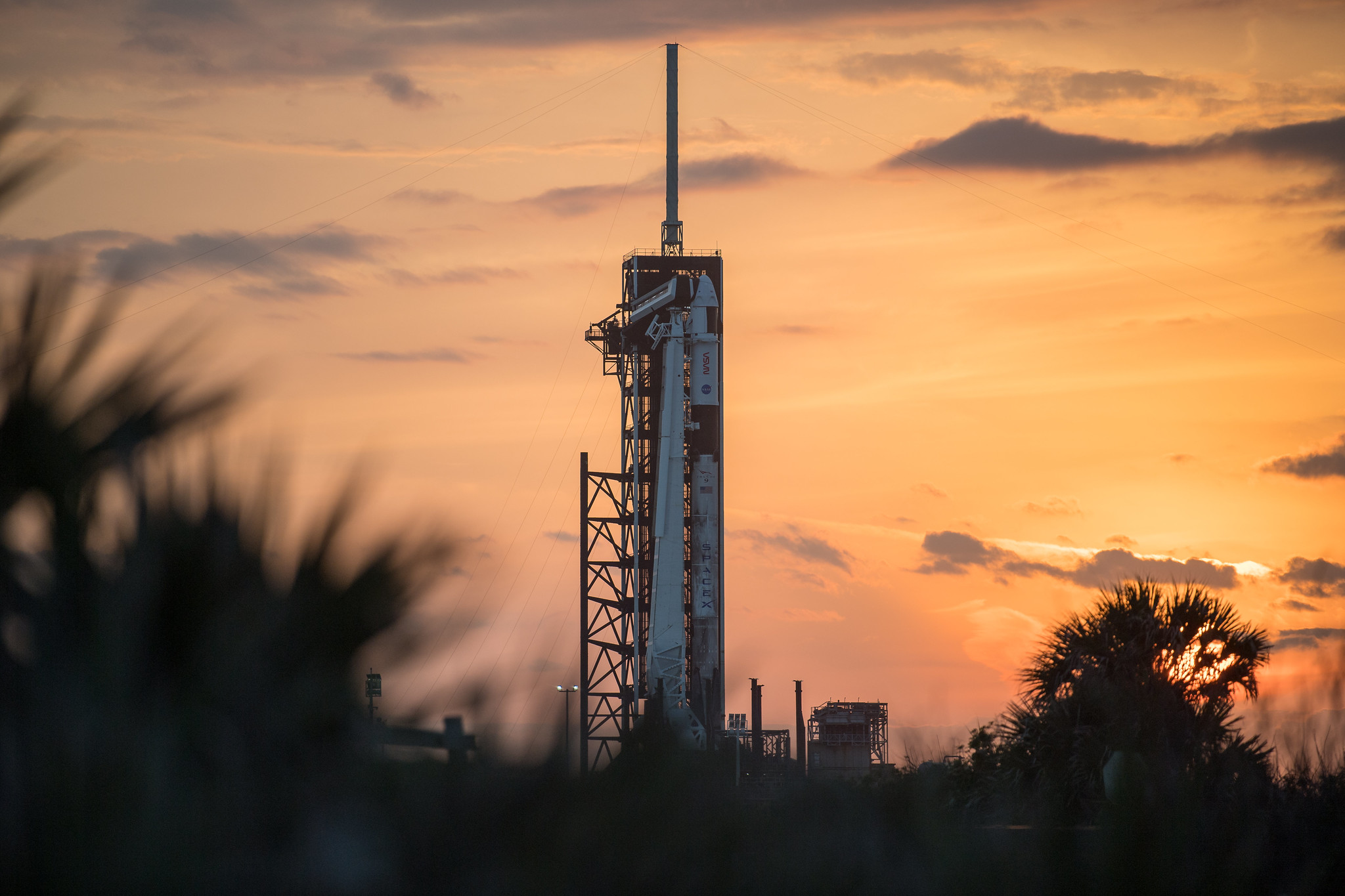 Le lanceur Falcon 9 dressé sur le pas de tir 39A du Kennedy Space Center. © Nasa, Joel Kowsky