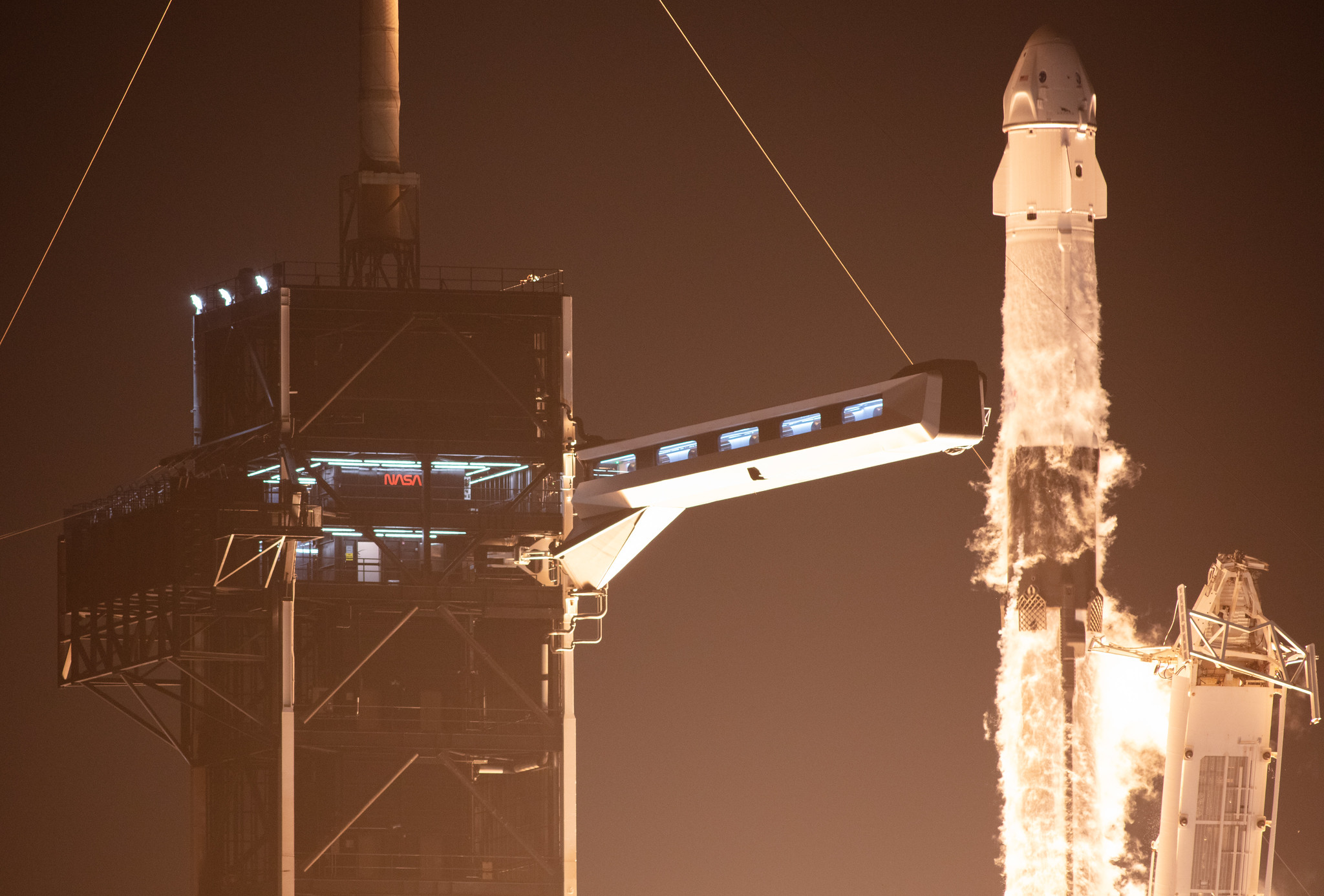 Lanceur Falcon 9 au décollage, le 27 avril 2022, avec le vaisseau Dragon à son sommet. © Nasa, Joel Kowsky